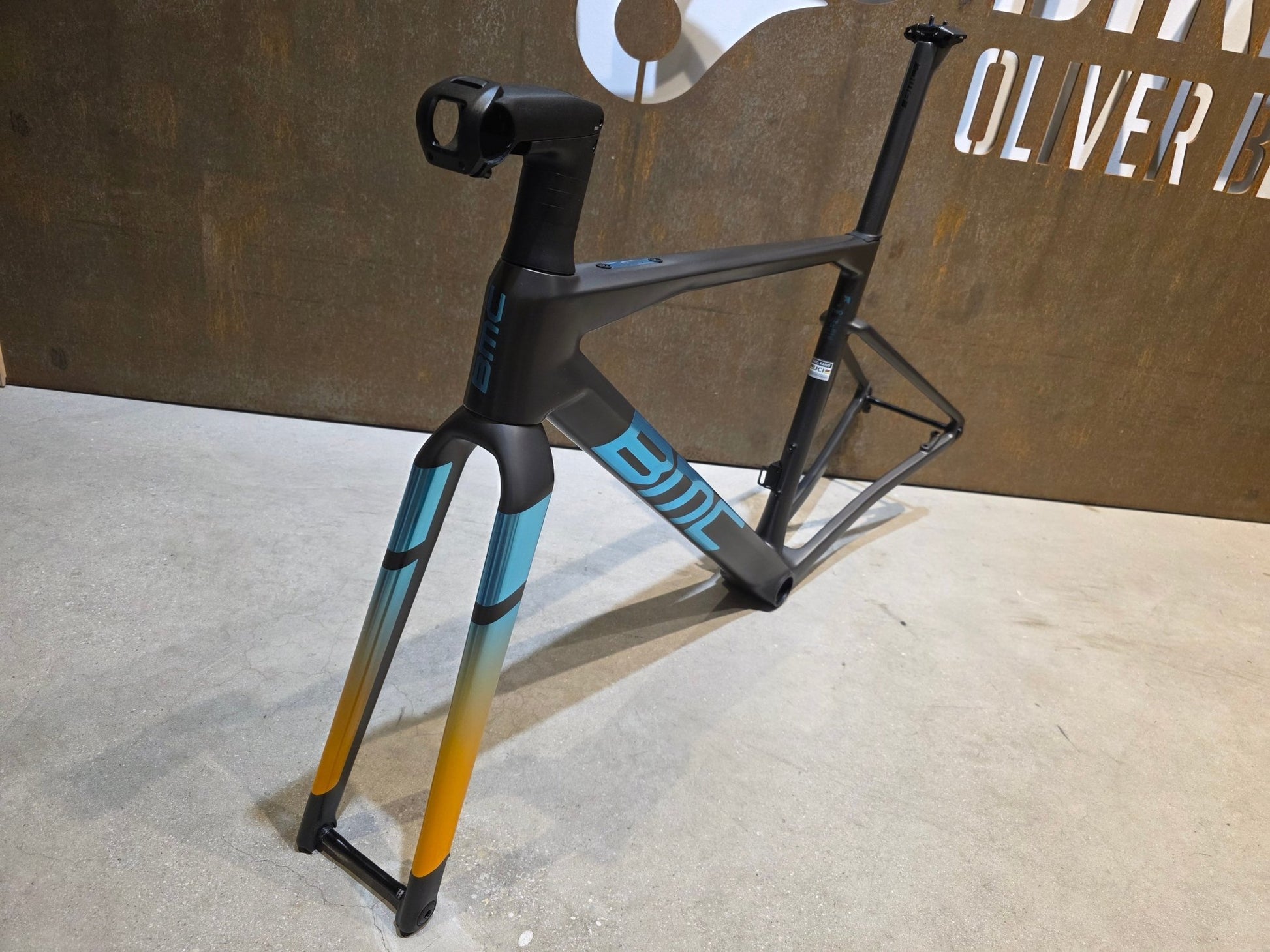 Gravel - /Cyclocrossrahmen von Bmc, BMC KAIUS 01 GRAVEL RAHMENSET / CARBON BLACK BRUSHED BLUE / 51CM vor USEDBIKES - OB.DE Hintergrund