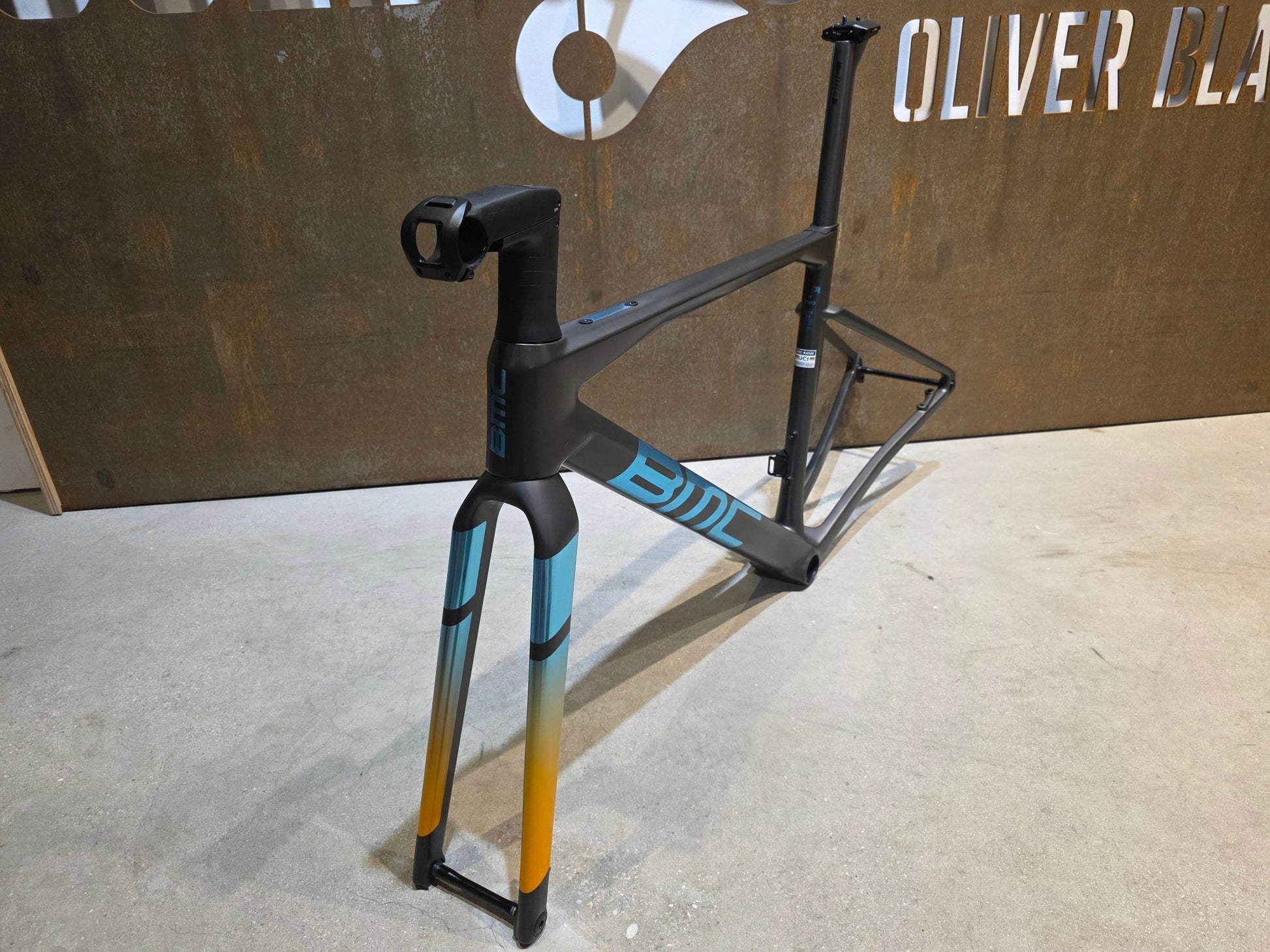 Gravel - /Cyclocrossrahmen von Bmc, BMC KAIUS 01 GRAVEL RAHMENSET / CARBON BLACK BRUSHED BLUE / 51CM vor USEDBIKES - OB.DE Hintergrund