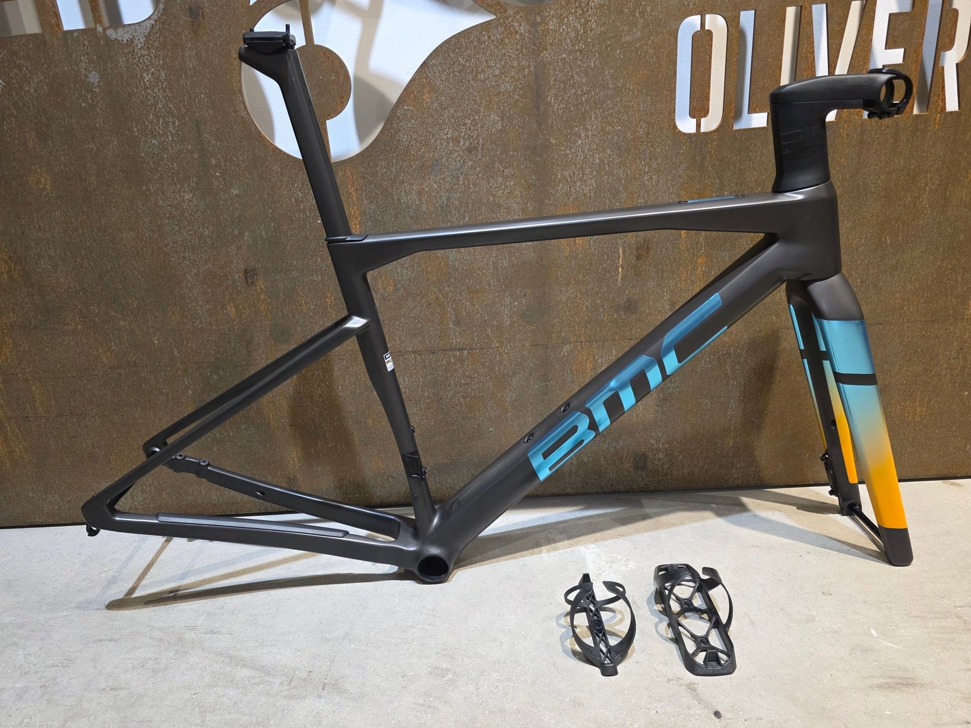 Gravel - /Cyclocrossrahmen von Bmc, BMC KAIUS 01 GRAVEL RAHMENSET / CARBON BLACK BRUSHED BLUE / 51CM vor USEDBIKES - OB.DE Hintergrund