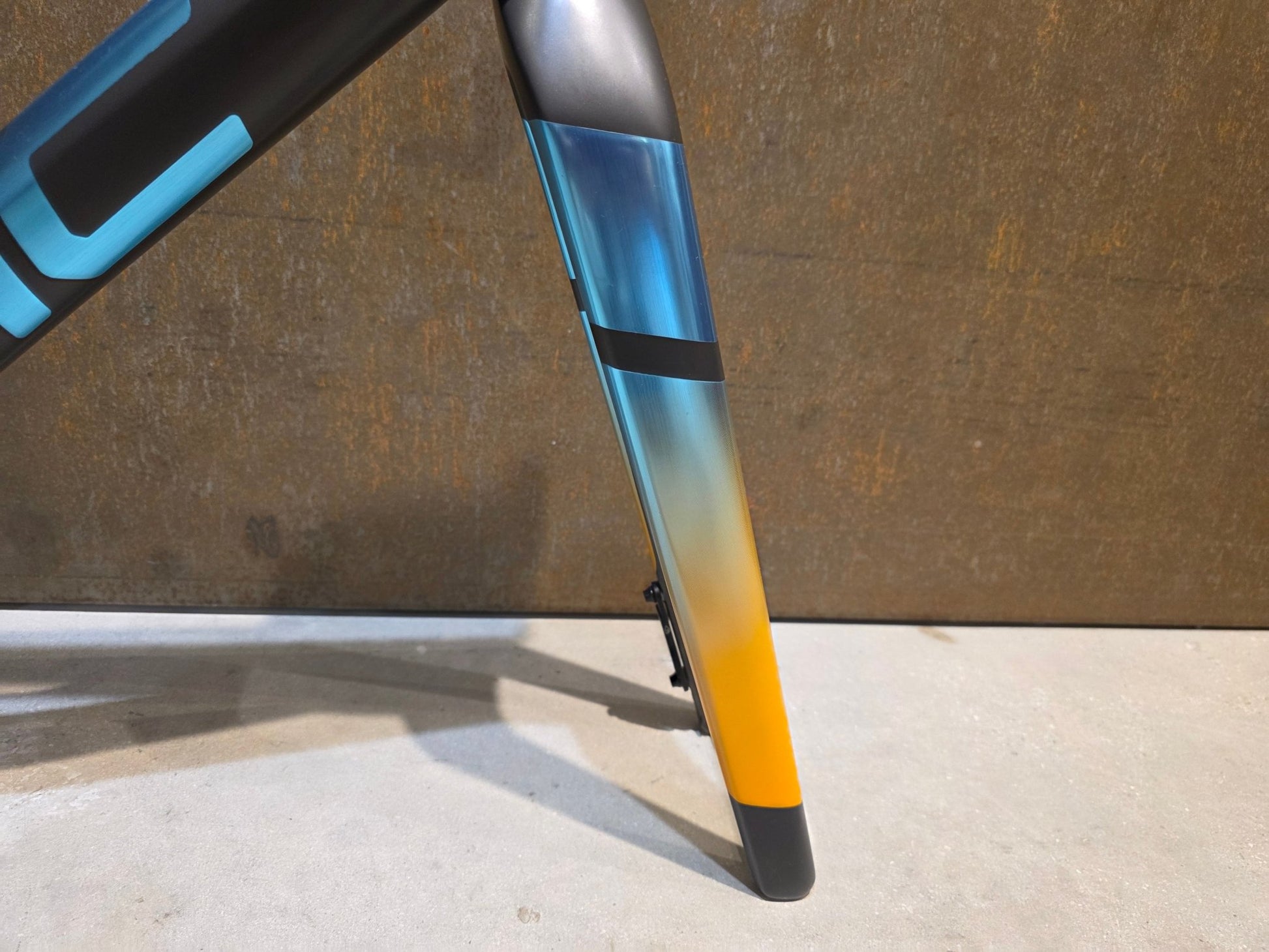 Gravel - /Cyclocrossrahmen von Bmc, BMC KAIUS 01 GRAVEL RAHMENSET / CARBON BLACK BRUSHED BLUE / 51CM vor USEDBIKES - OB.DE Hintergrund