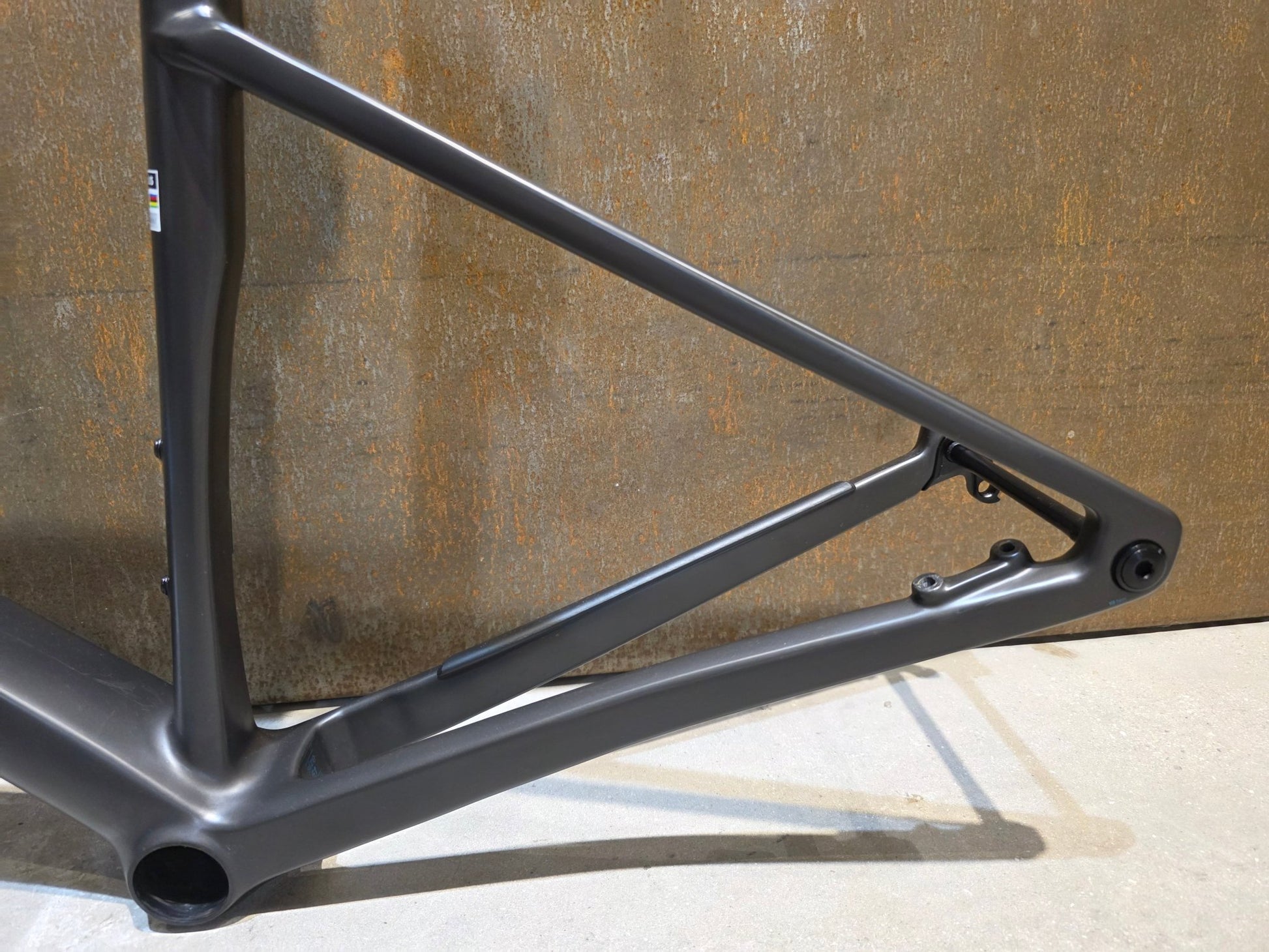 Gravel - /Cyclocrossrahmen von Bmc, BMC KAIUS 01 GRAVEL RAHMENSET / CARBON BLACK BRUSHED BLUE / 51CM vor USEDBIKES - OB.DE Hintergrund