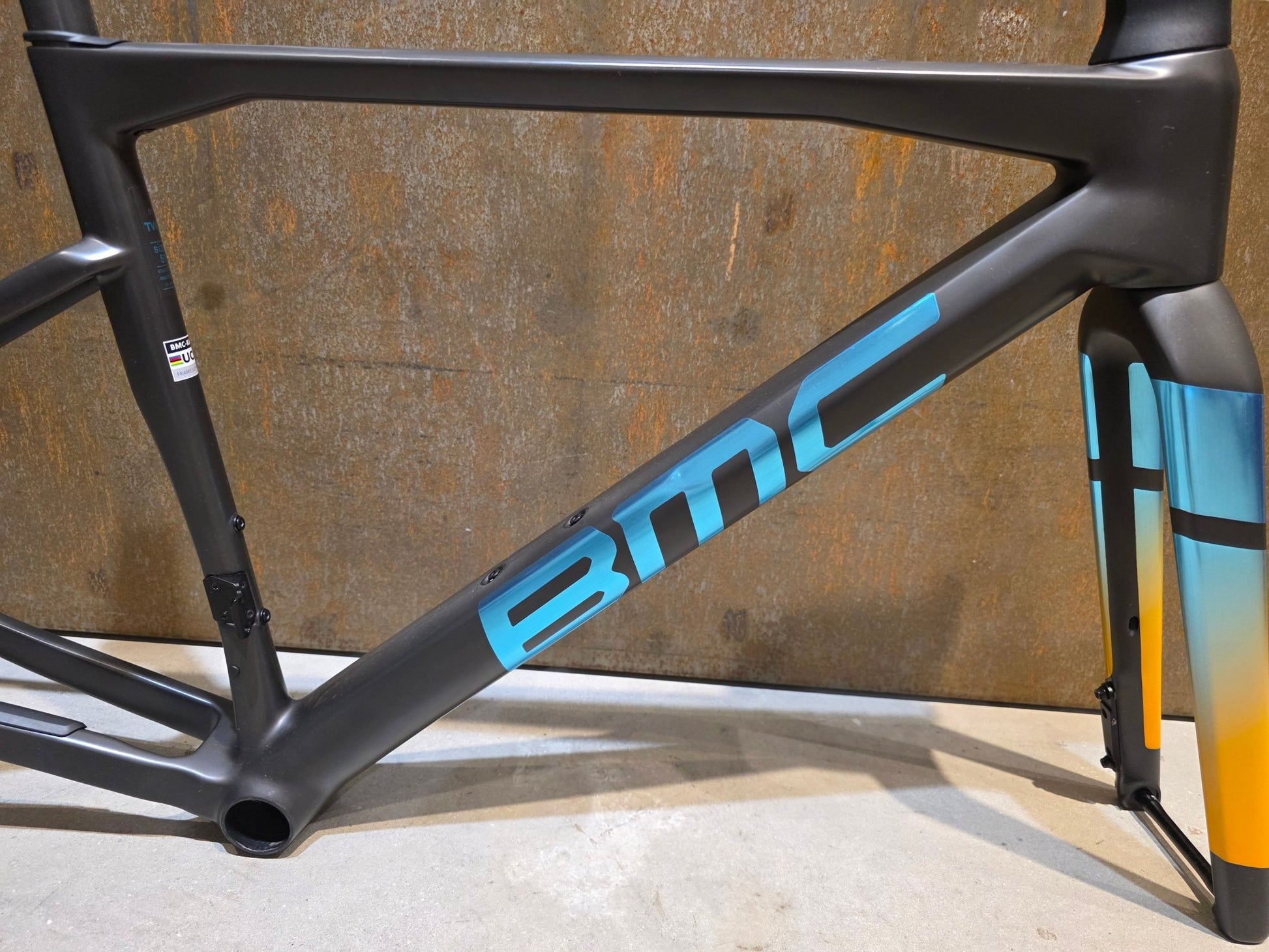 Gravel - /Cyclocrossrahmen von Bmc, BMC KAIUS 01 GRAVEL RAHMENSET / CARBON BLACK BRUSHED BLUE / 51CM vor USEDBIKES - OB.DE Hintergrund