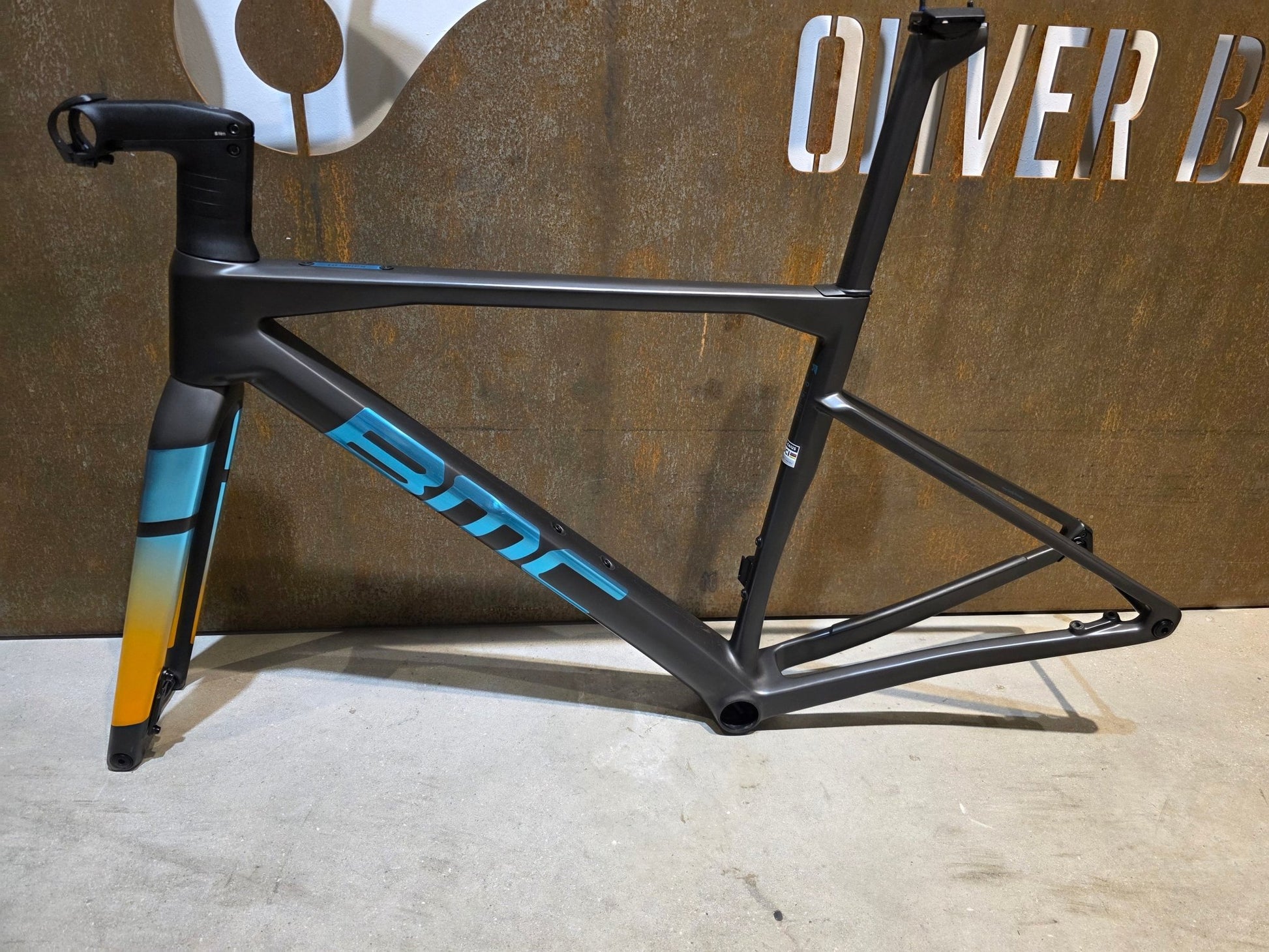 Gravel - /Cyclocrossrahmen von Bmc, BMC KAIUS 01 GRAVEL RAHMENSET / CARBON BLACK BRUSHED BLUE / 51CM vor USEDBIKES - OB.DE Hintergrund