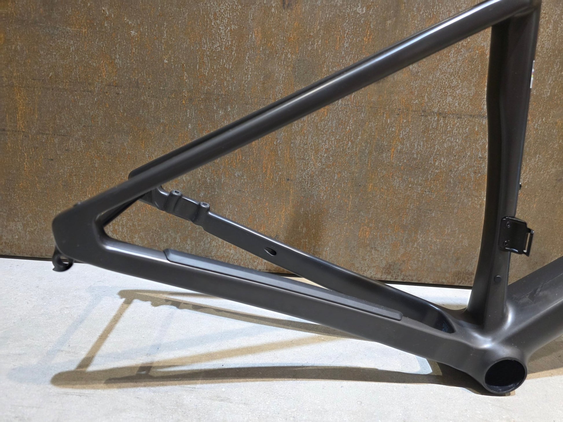 Gravel - /Cyclocrossrahmen von Bmc, BMC KAIUS 01 GRAVEL RAHMENSET / CARBON BLACK BRUSHED BLUE / 51CM vor USEDBIKES - OB.DE Hintergrund