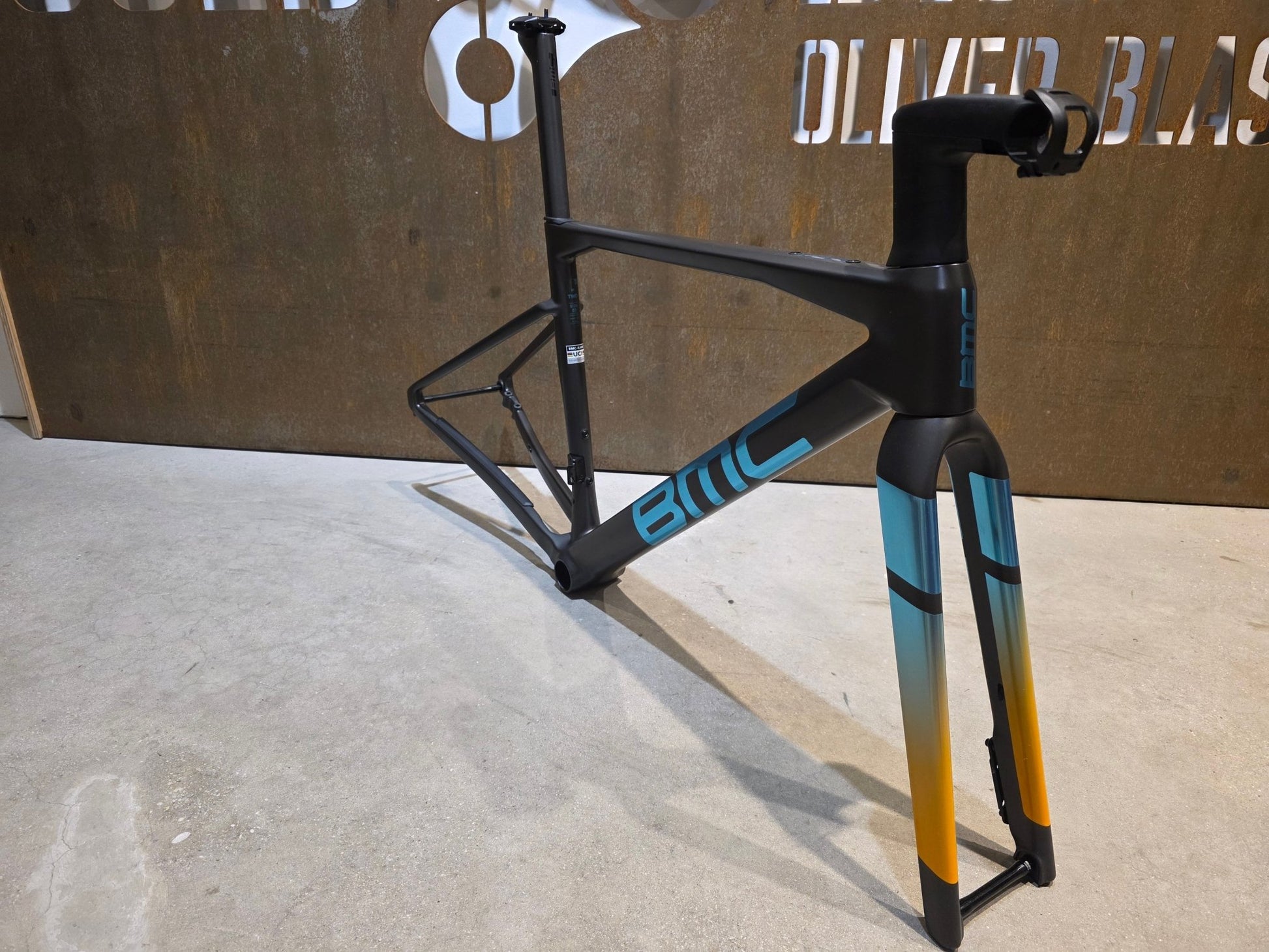 Gravel - /Cyclocrossrahmen von Bmc, BMC KAIUS 01 GRAVEL RAHMENSET / CARBON BLACK BRUSHED BLUE / 51CM vor USEDBIKES - OB.DE Hintergrund