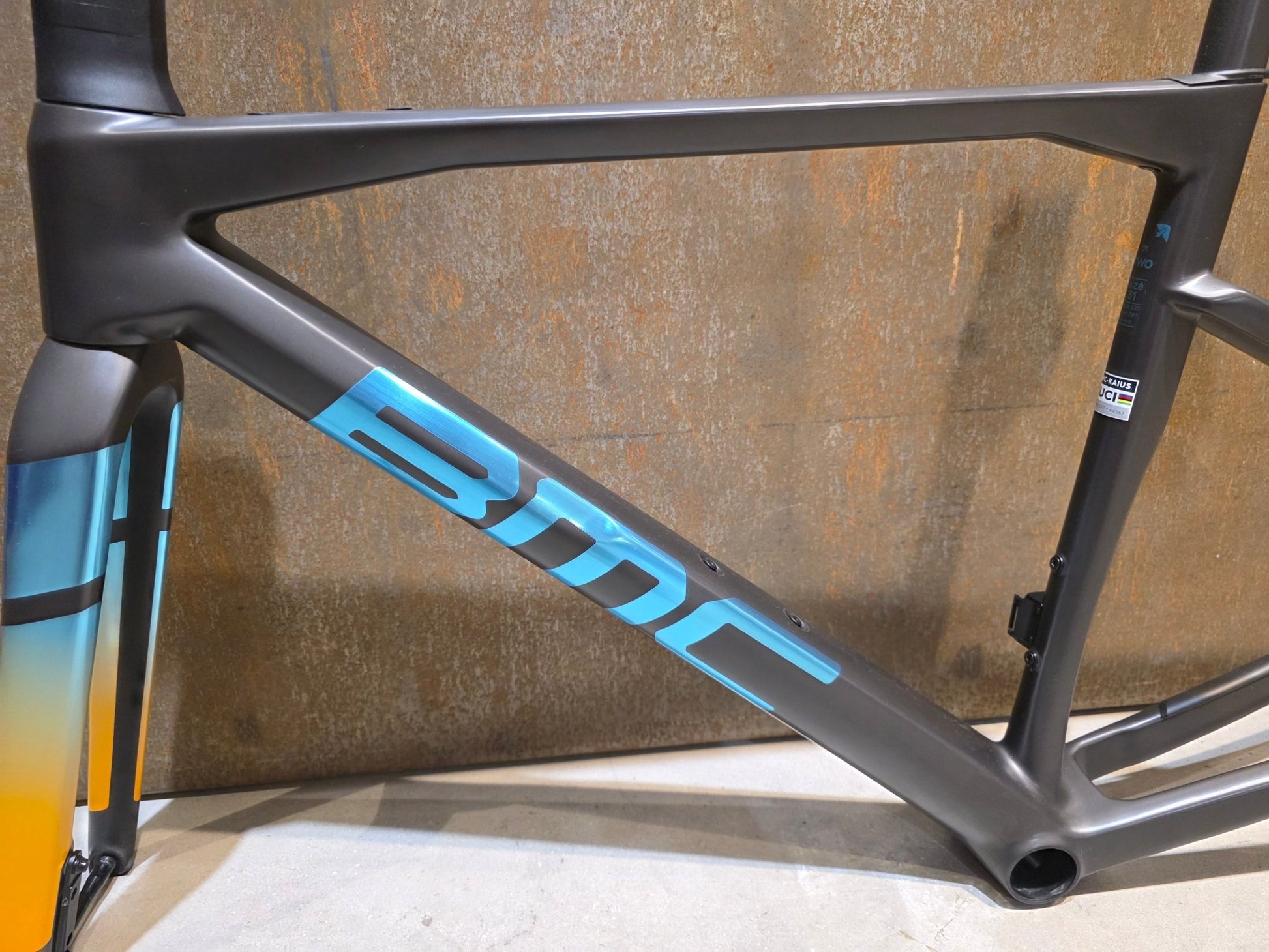 Gravel - /Cyclocrossrahmen von Bmc, BMC KAIUS 01 GRAVEL RAHMENSET / CARBON BLACK BRUSHED BLUE / 51CM vor USEDBIKES - OB.DE Hintergrund