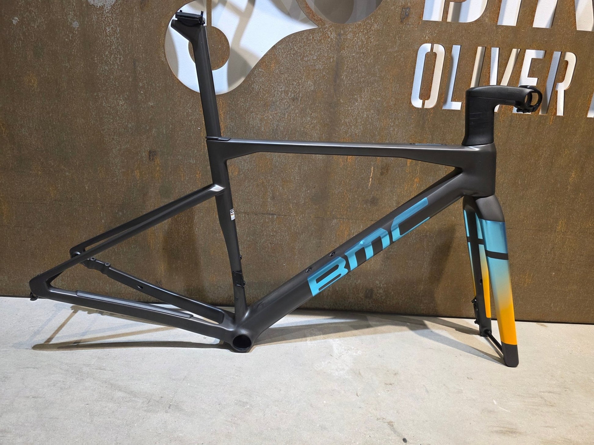 Gravel - /Cyclocrossrahmen von Bmc, BMC KAIUS 01 GRAVEL RAHMENSET / CARBON BLACK BRUSHED BLUE / 51CM vor USEDBIKES - OB.DE Hintergrund