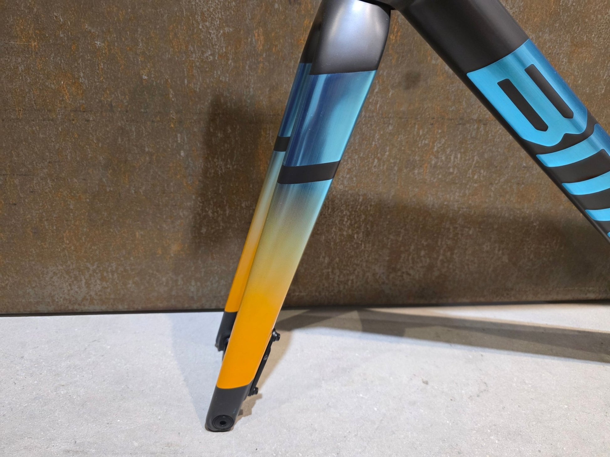 Gravel - /Cyclocrossrahmen von Bmc, BMC KAIUS 01 GRAVEL RAHMENSET / CARBON BLACK BRUSHED BLUE / 51CM vor USEDBIKES - OB.DE Hintergrund