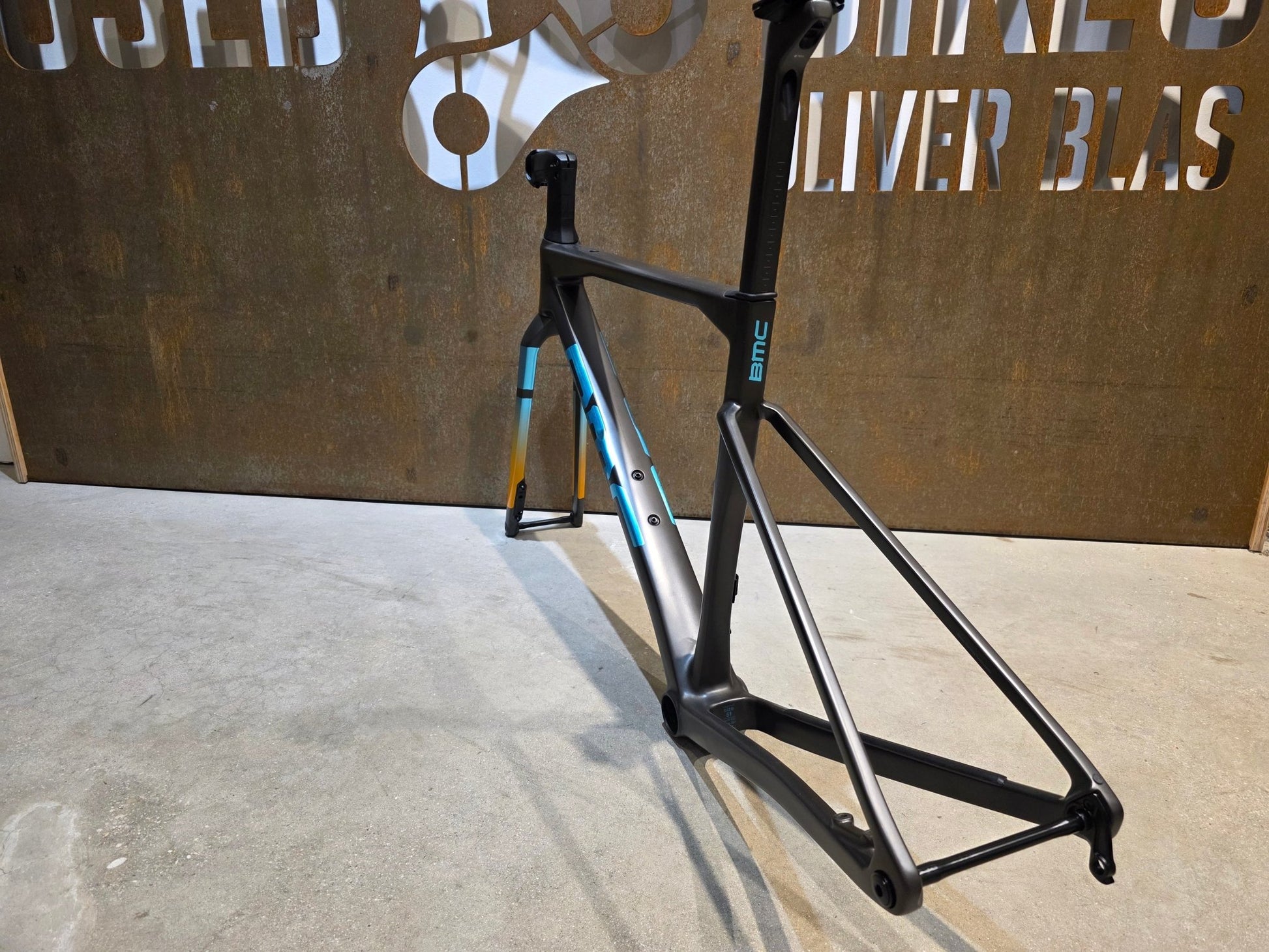 Gravel - /Cyclocrossrahmen von Bmc, BMC KAIUS 01 GRAVEL RAHMENSET / CARBON BLACK BRUSHED BLUE / 51CM vor USEDBIKES - OB.DE Hintergrund