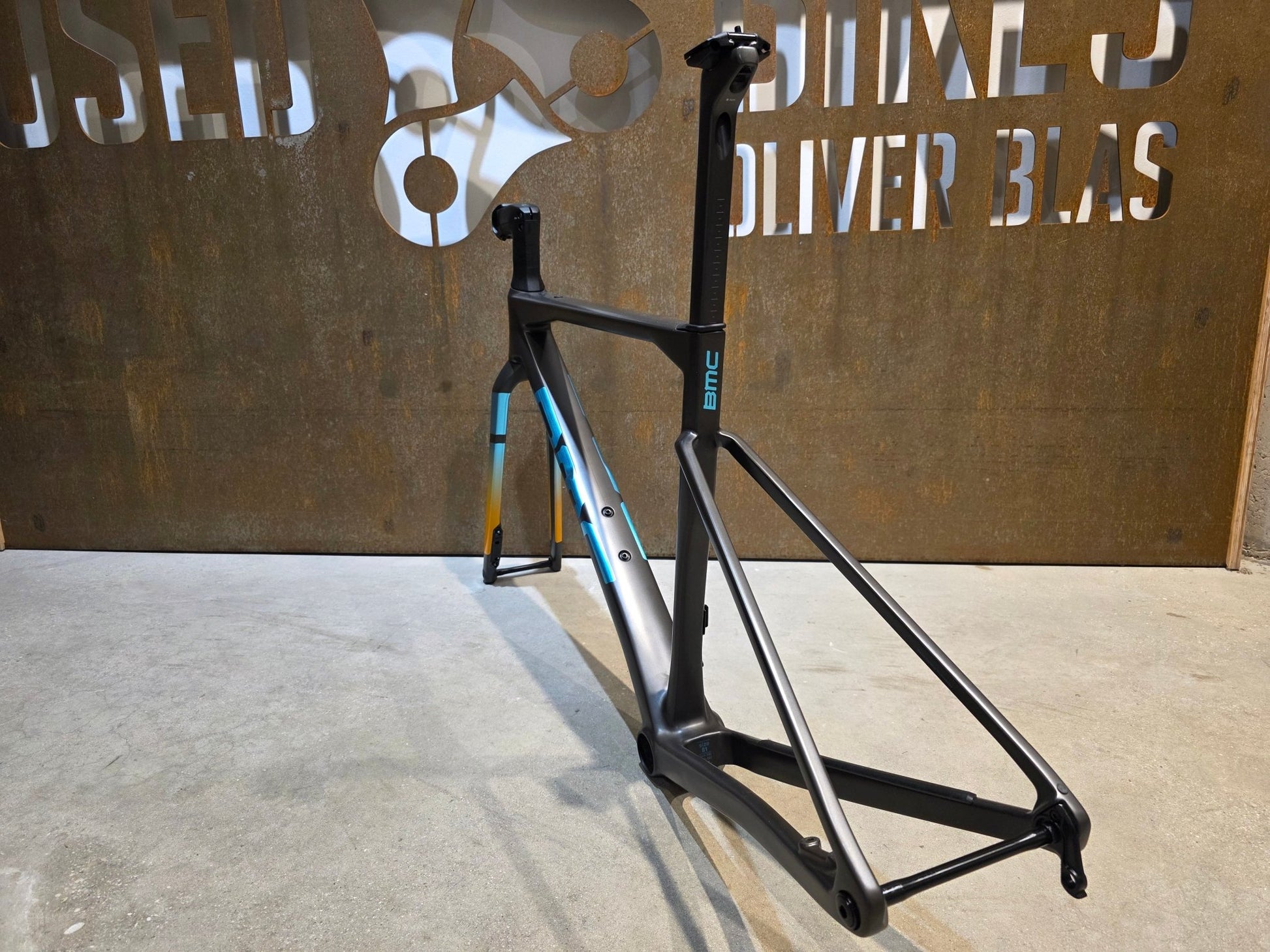Gravel - /Cyclocrossrahmen von Bmc, BMC KAIUS 01 GRAVEL RAHMENSET / CARBON BLACK BRUSHED BLUE / 51CM vor USEDBIKES - OB.DE Hintergrund