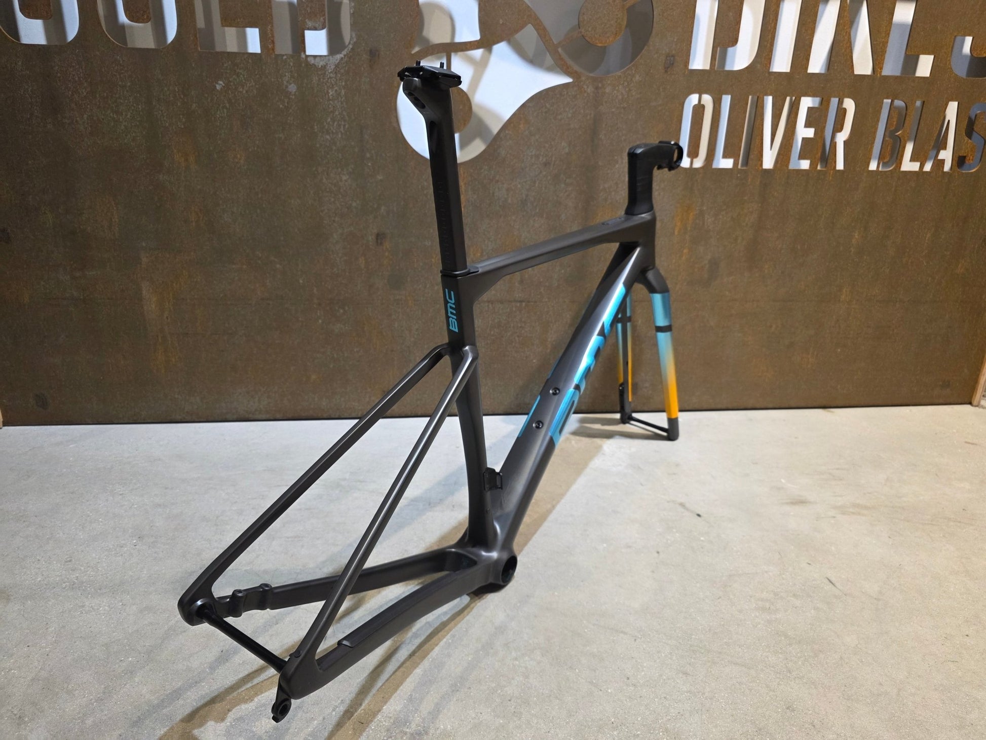 Gravel - /Cyclocrossrahmen von Bmc, BMC KAIUS 01 GRAVEL RAHMENSET / CARBON BLACK BRUSHED BLUE / 51CM vor USEDBIKES - OB.DE Hintergrund