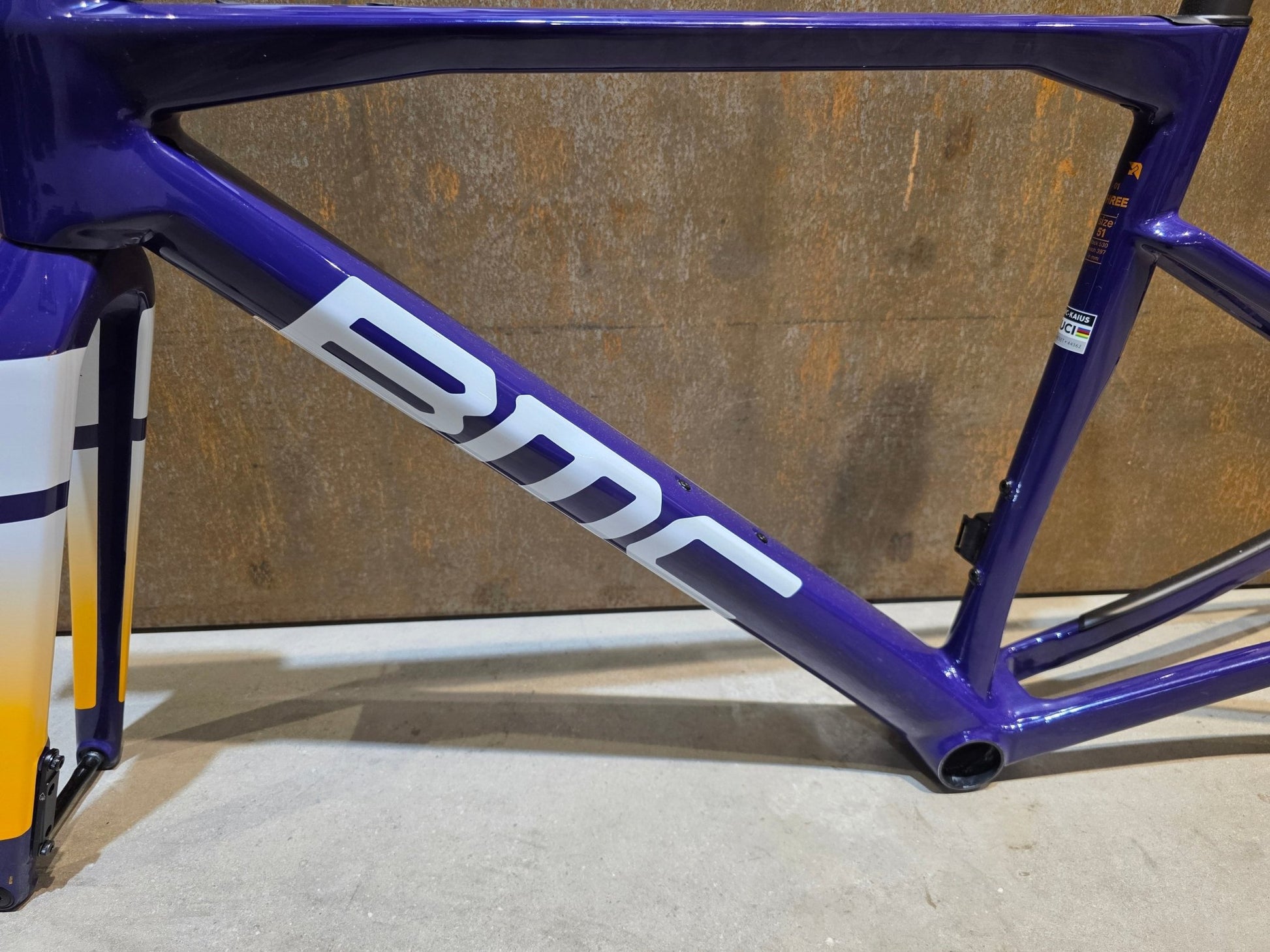 Gravel - /Cyclocrossrahmen von Bmc, BMC KAIUS 01 GRAVEL RAHMENSET / PURPLE WHITE ORANGE / 51CM vor USEDBIKES - OB.DE Hintergrund