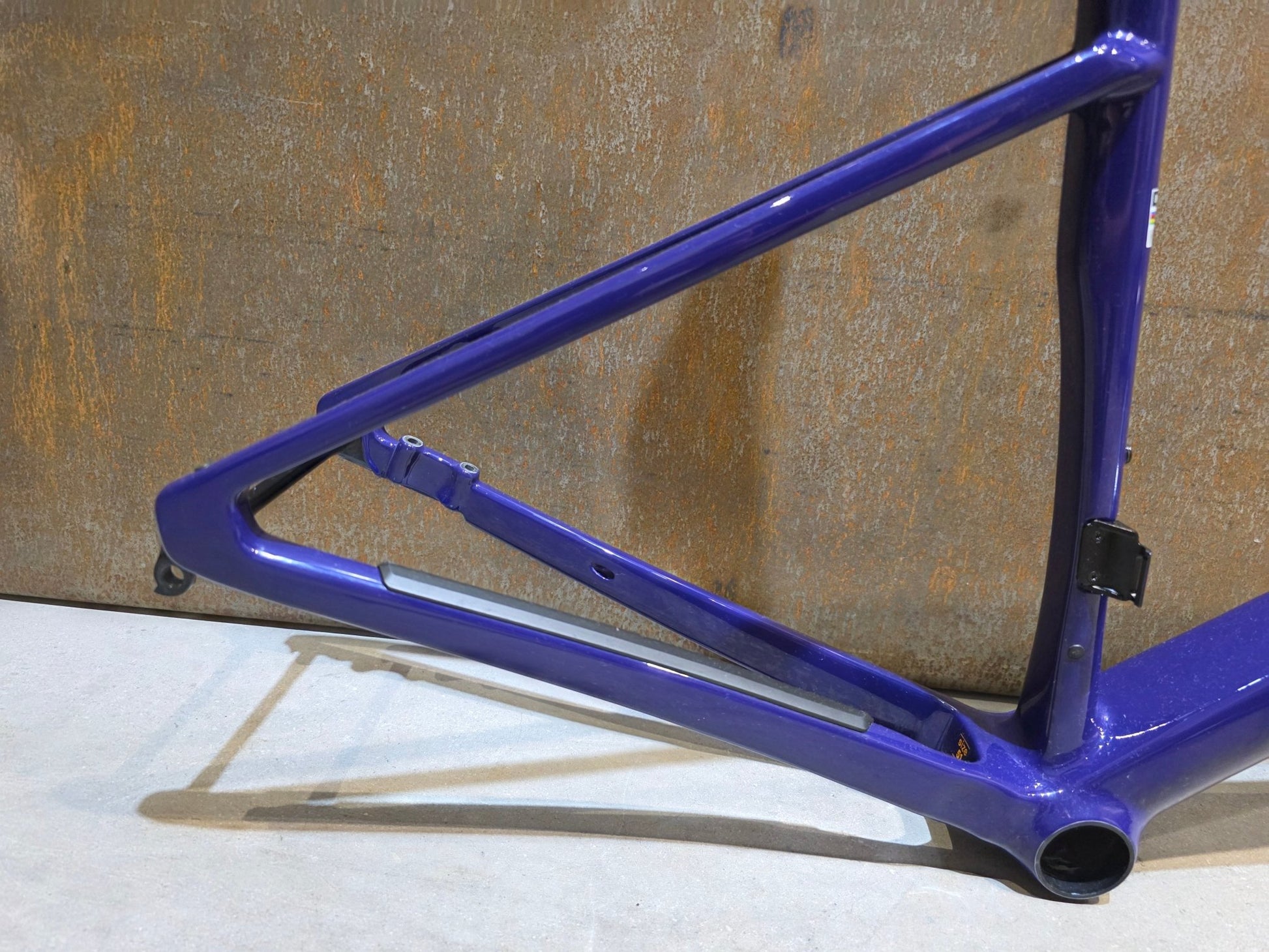 Gravel - /Cyclocrossrahmen von Bmc, BMC KAIUS 01 GRAVEL RAHMENSET / PURPLE WHITE ORANGE / 51CM vor USEDBIKES - OB.DE Hintergrund