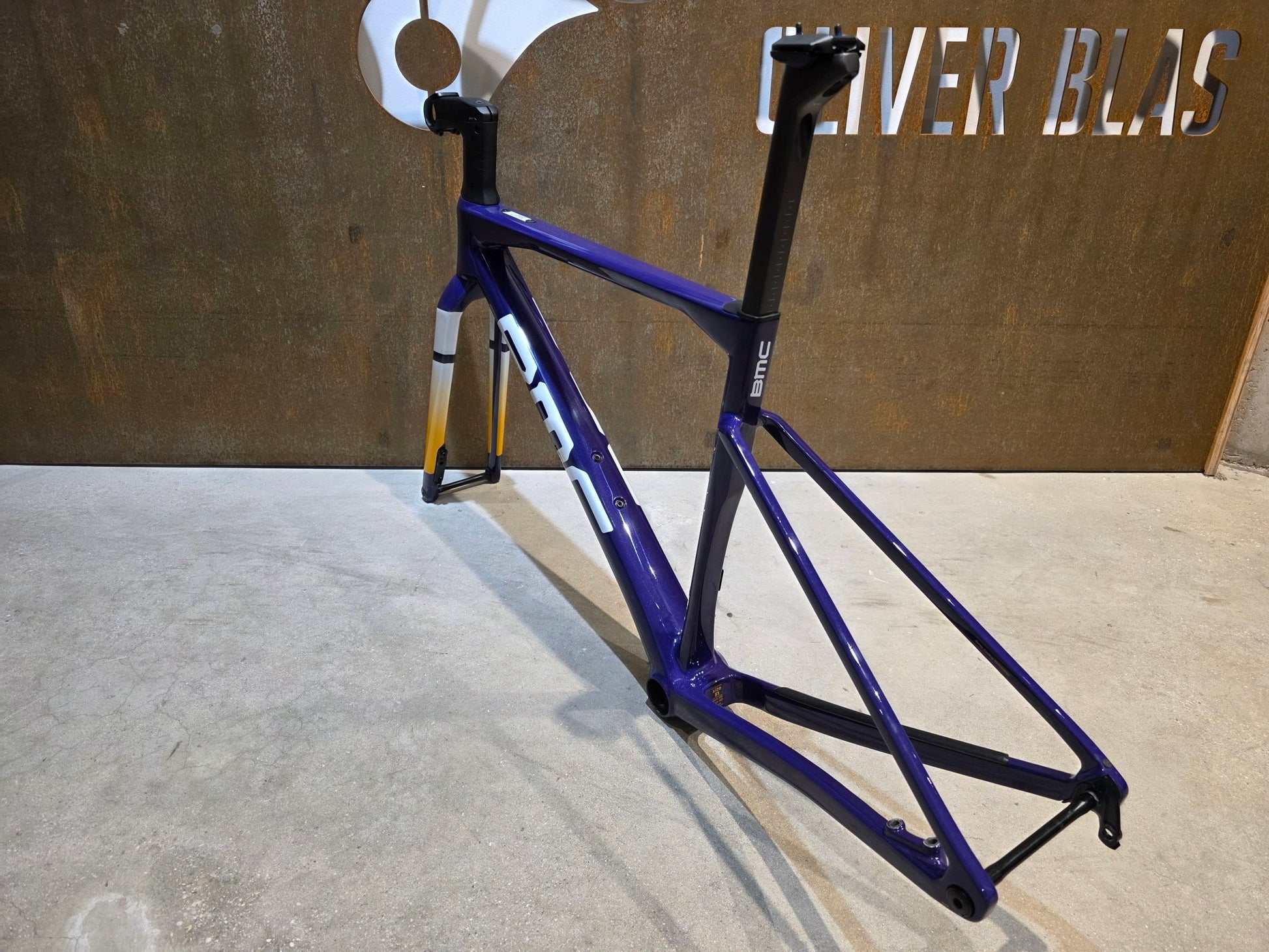 Gravel - /Cyclocrossrahmen von Bmc, BMC KAIUS 01 GRAVEL RAHMENSET / PURPLE WHITE ORANGE / 51CM vor USEDBIKES - OB.DE Hintergrund