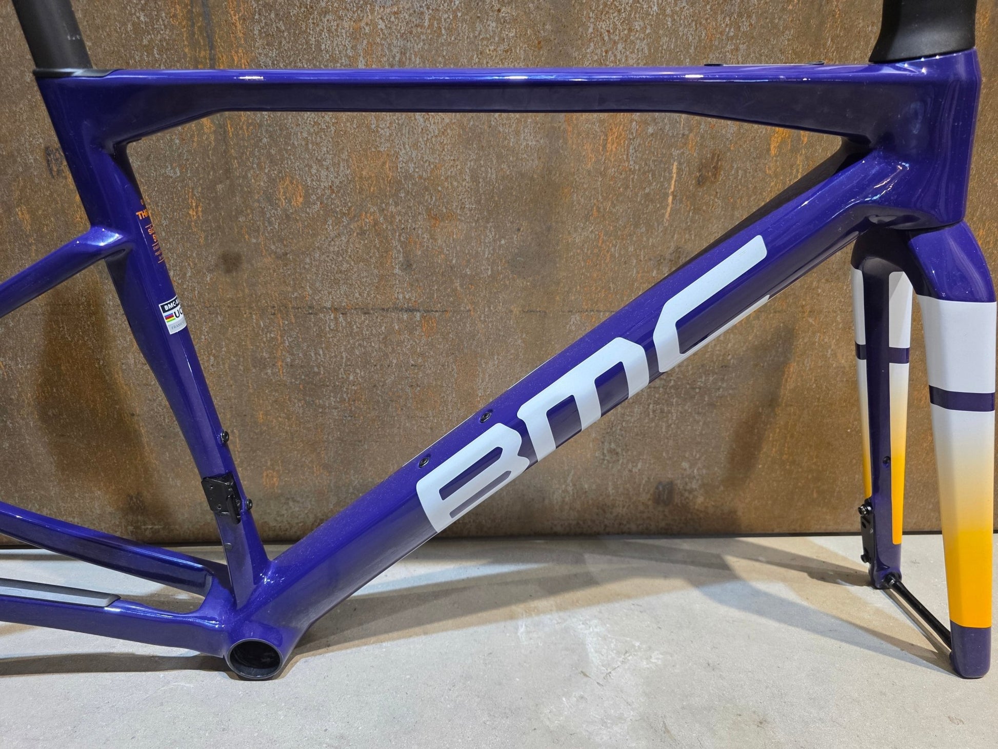 Gravel - /Cyclocrossrahmen von Bmc, BMC KAIUS 01 GRAVEL RAHMENSET / PURPLE WHITE ORANGE / 51CM vor USEDBIKES - OB.DE Hintergrund
