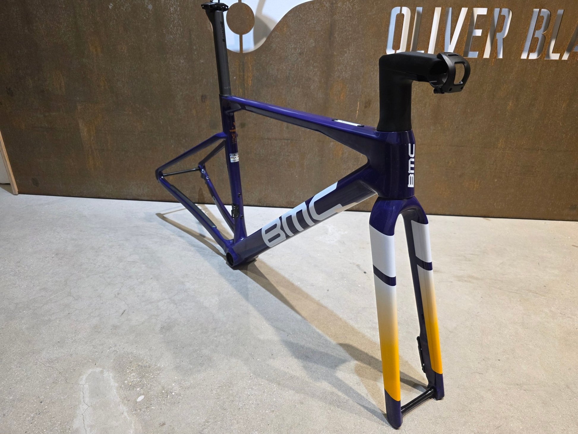 Gravel - /Cyclocrossrahmen von Bmc, BMC KAIUS 01 GRAVEL RAHMENSET / PURPLE WHITE ORANGE / 51CM vor USEDBIKES - OB.DE Hintergrund