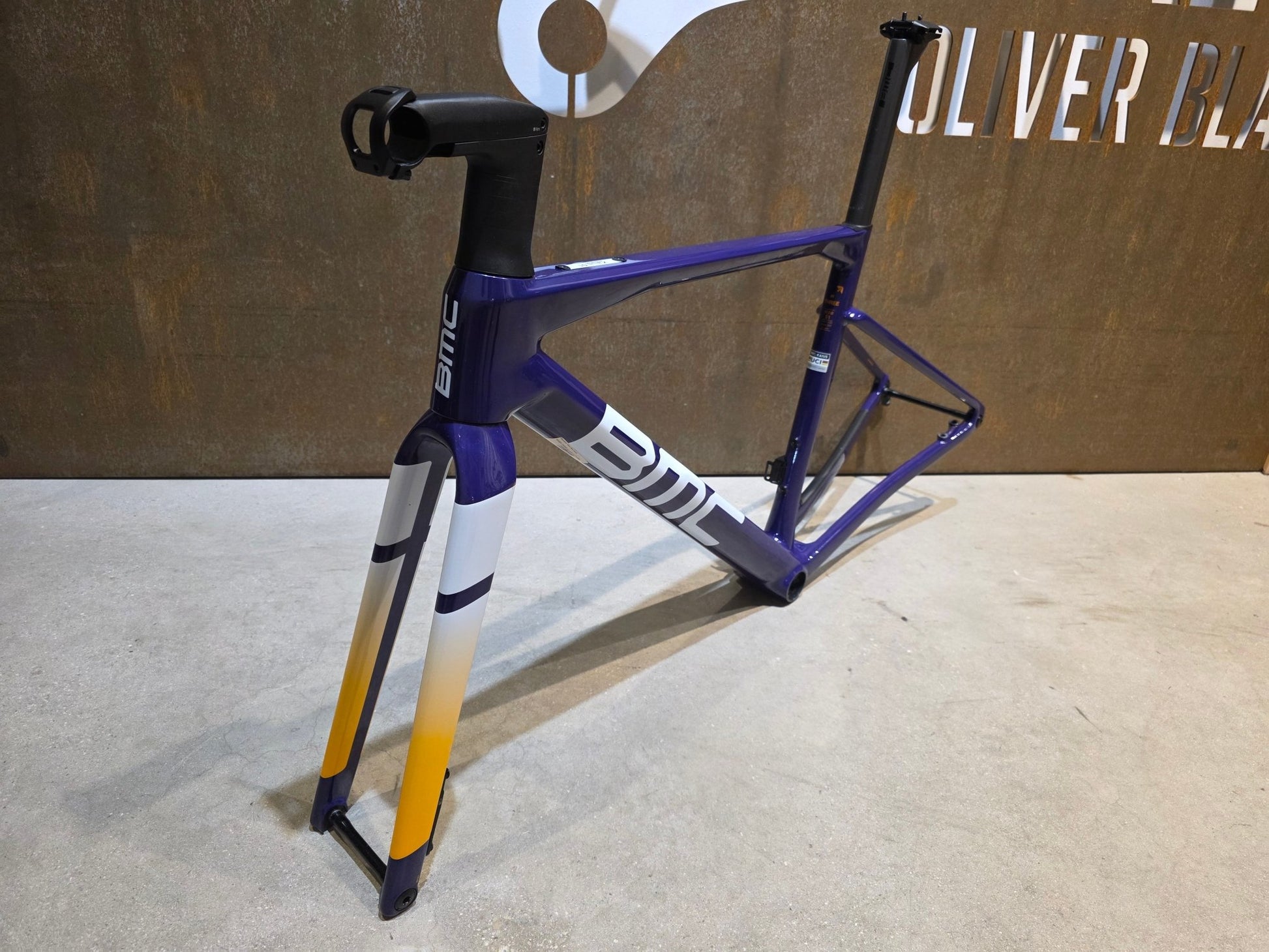 Gravel - /Cyclocrossrahmen von Bmc, BMC KAIUS 01 GRAVEL RAHMENSET / PURPLE WHITE ORANGE / 51CM vor USEDBIKES - OB.DE Hintergrund