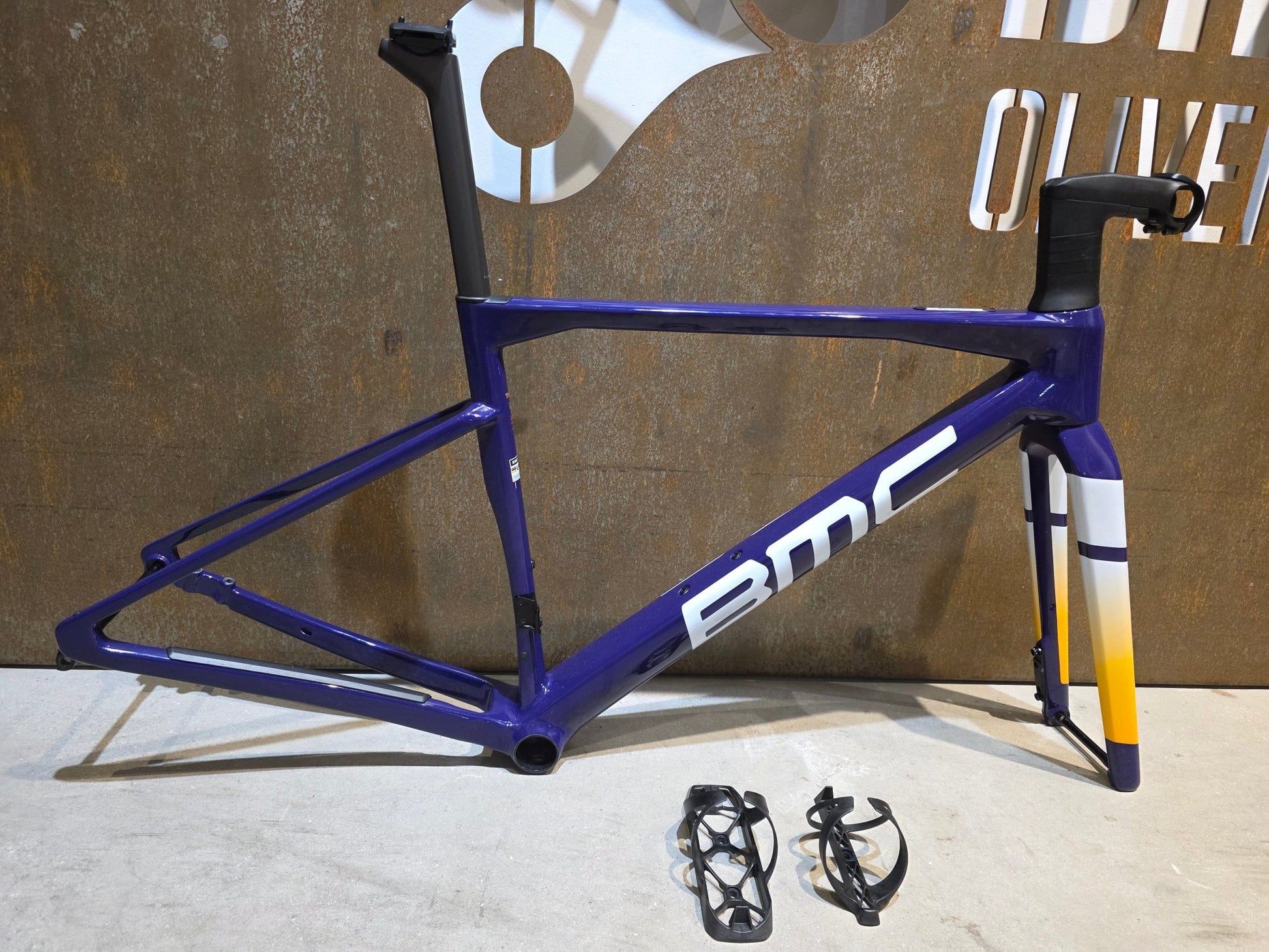 Gravel - /Cyclocrossrahmen von Bmc, BMC KAIUS 01 GRAVEL RAHMENSET / PURPLE WHITE ORANGE / 51CM vor USEDBIKES - OB.DE Hintergrund