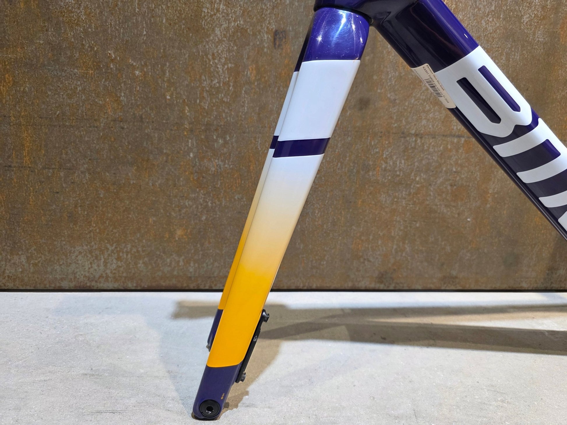 Gravel - /Cyclocrossrahmen von Bmc, BMC KAIUS 01 GRAVEL RAHMENSET / PURPLE WHITE ORANGE / 51CM vor USEDBIKES - OB.DE Hintergrund