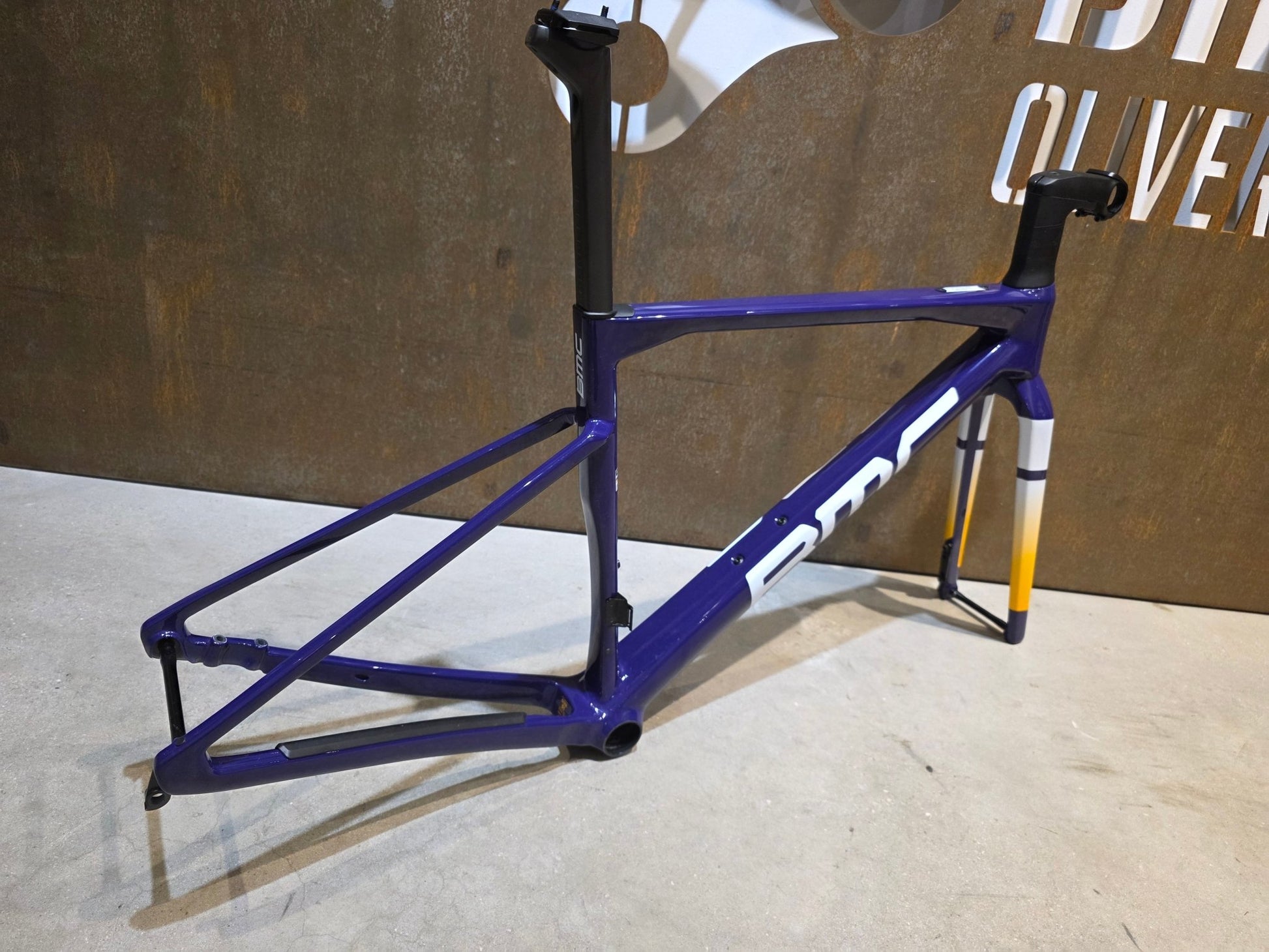 Gravel - /Cyclocrossrahmen von Bmc, BMC KAIUS 01 GRAVEL RAHMENSET / PURPLE WHITE ORANGE / 51CM vor USEDBIKES - OB.DE Hintergrund