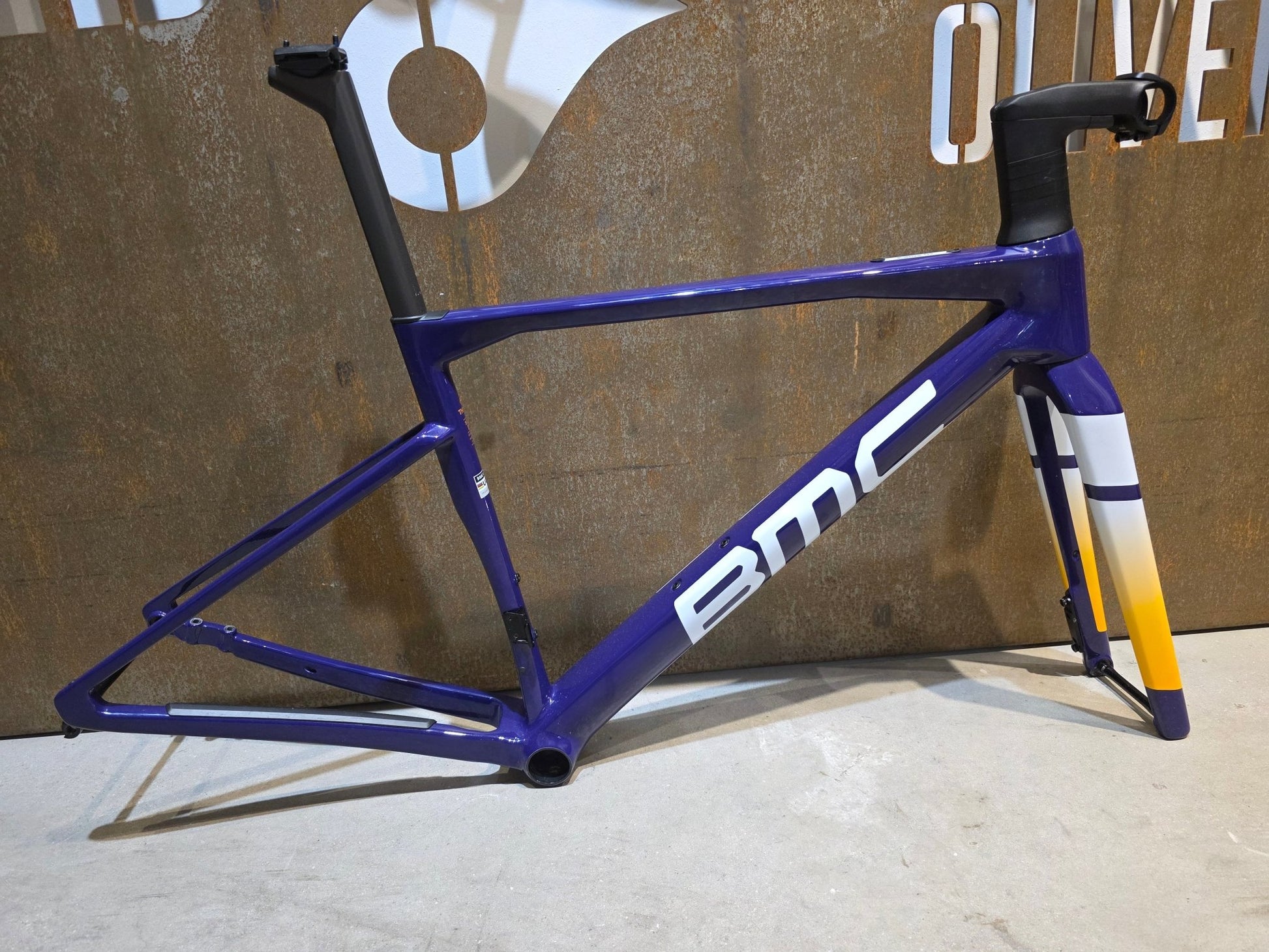 Gravel - /Cyclocrossrahmen von Bmc, BMC KAIUS 01 GRAVEL RAHMENSET / PURPLE WHITE ORANGE / 51CM vor USEDBIKES - OB.DE Hintergrund