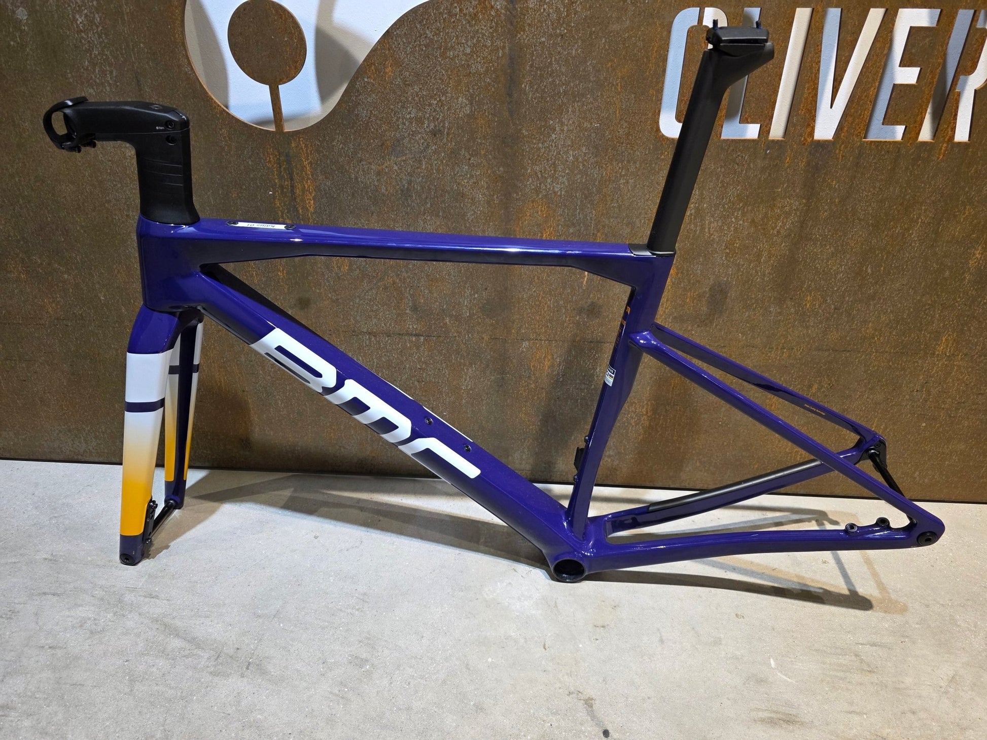 Gravel - /Cyclocrossrahmen von Bmc, BMC KAIUS 01 GRAVEL RAHMENSET / PURPLE WHITE ORANGE / 51CM vor USEDBIKES - OB.DE Hintergrund