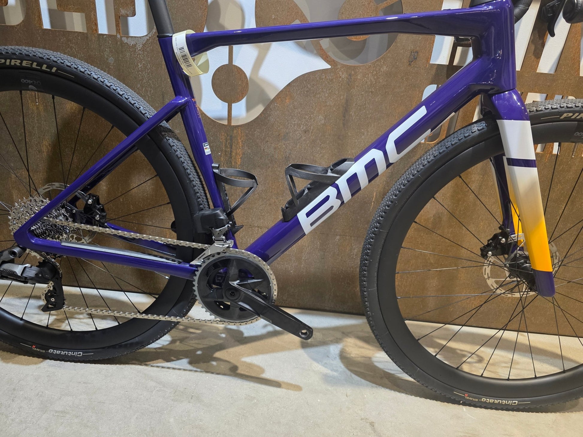 Gravel/Cyclocross von Bmc, BMC KAIUS 01 THREE 2024 / 56CM vor USEDBIKES - OB.DE Hintergrund