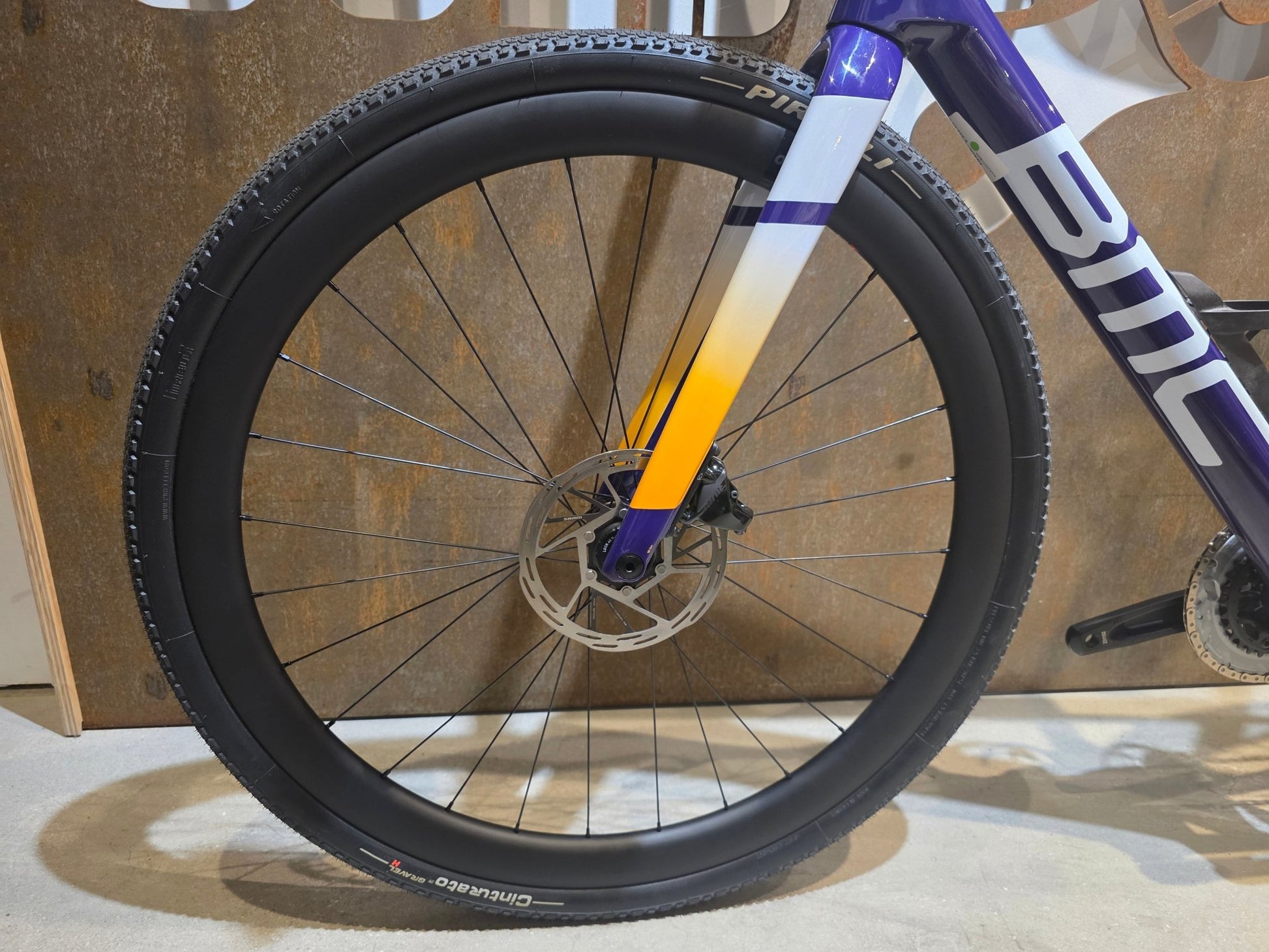 Gravel/Cyclocross von Bmc, BMC KAIUS 01 THREE 2024 / 56CM vor USEDBIKES - OB.DE Hintergrund