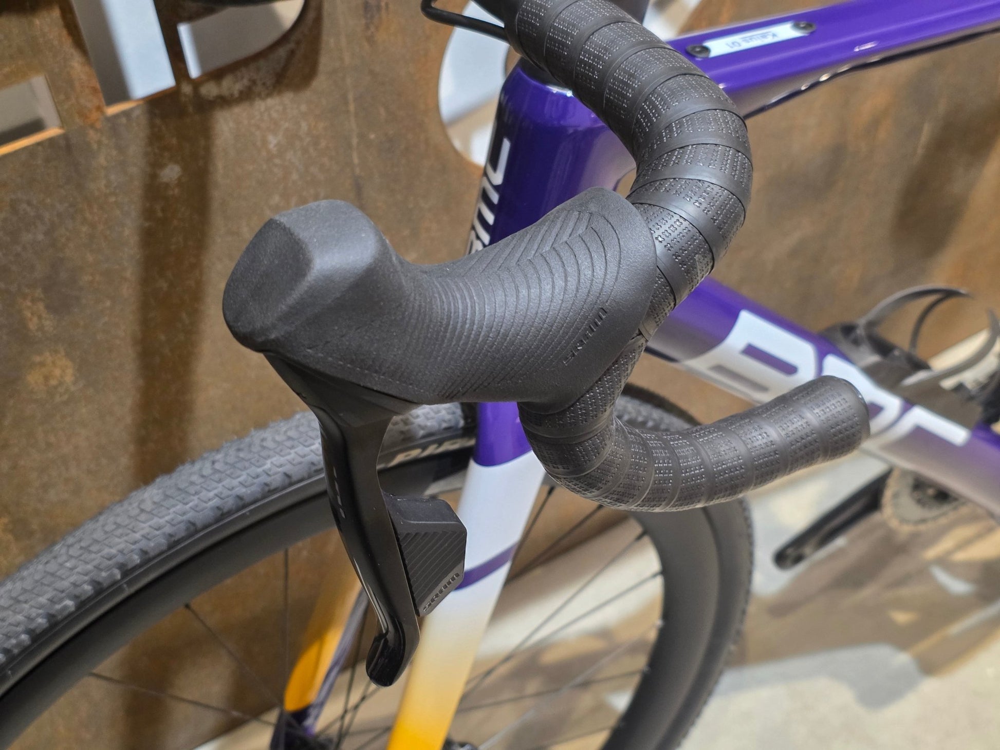 Gravel/Cyclocross von Bmc, BMC KAIUS 01 THREE 2024 / 56CM vor USEDBIKES - OB.DE Hintergrund