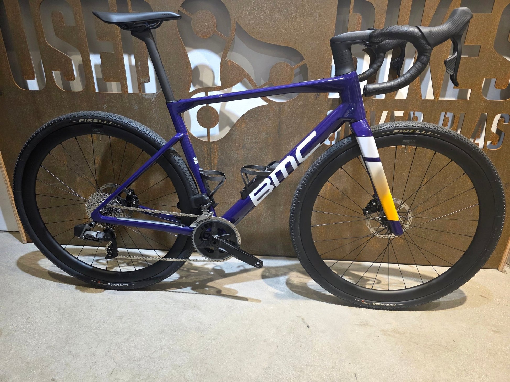 Gravel/Cyclocross von Bmc, BMC KAIUS 01 THREE 2024 / 56CM vor USEDBIKES - OB.DE Hintergrund