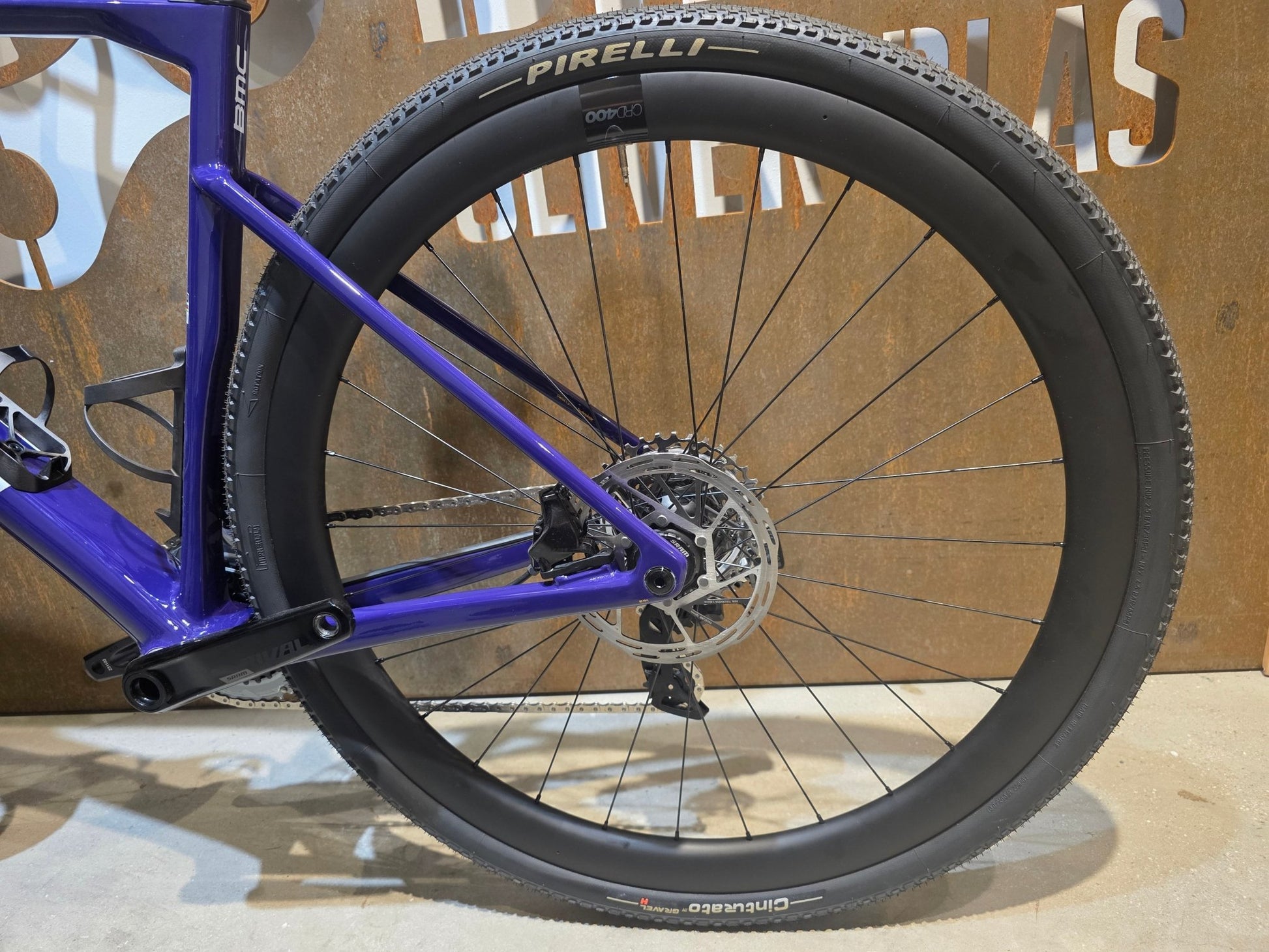 Gravel/Cyclocross von Bmc, BMC KAIUS 01 THREE 2024 / 56CM vor USEDBIKES - OB.DE Hintergrund