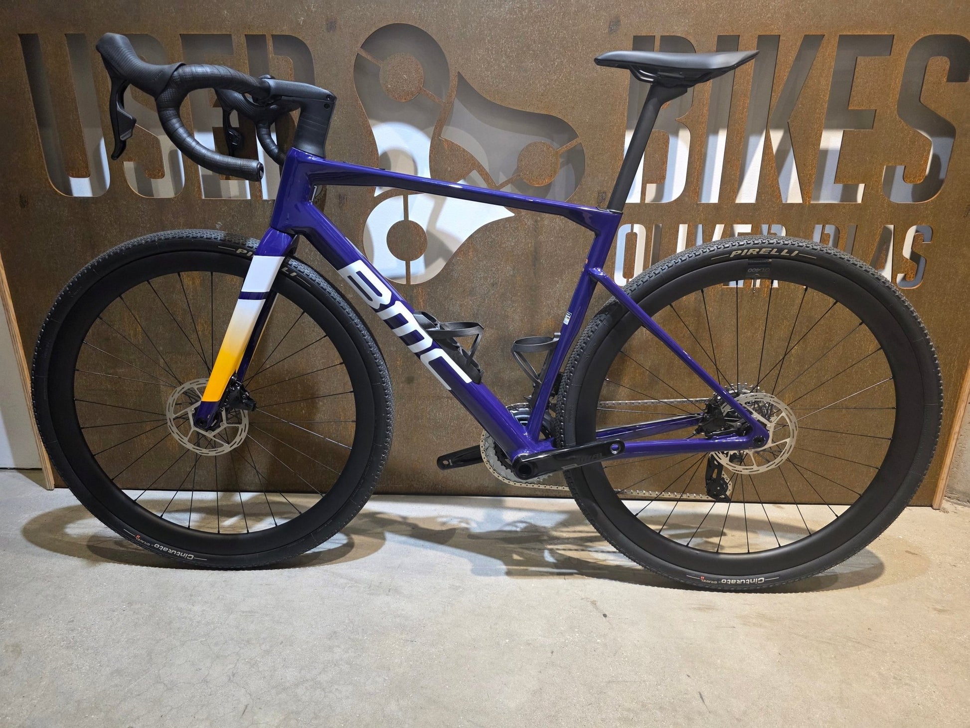 Gravel/Cyclocross von Bmc, BMC KAIUS 01 THREE 2024 / 56CM vor USEDBIKES - OB.DE Hintergrund