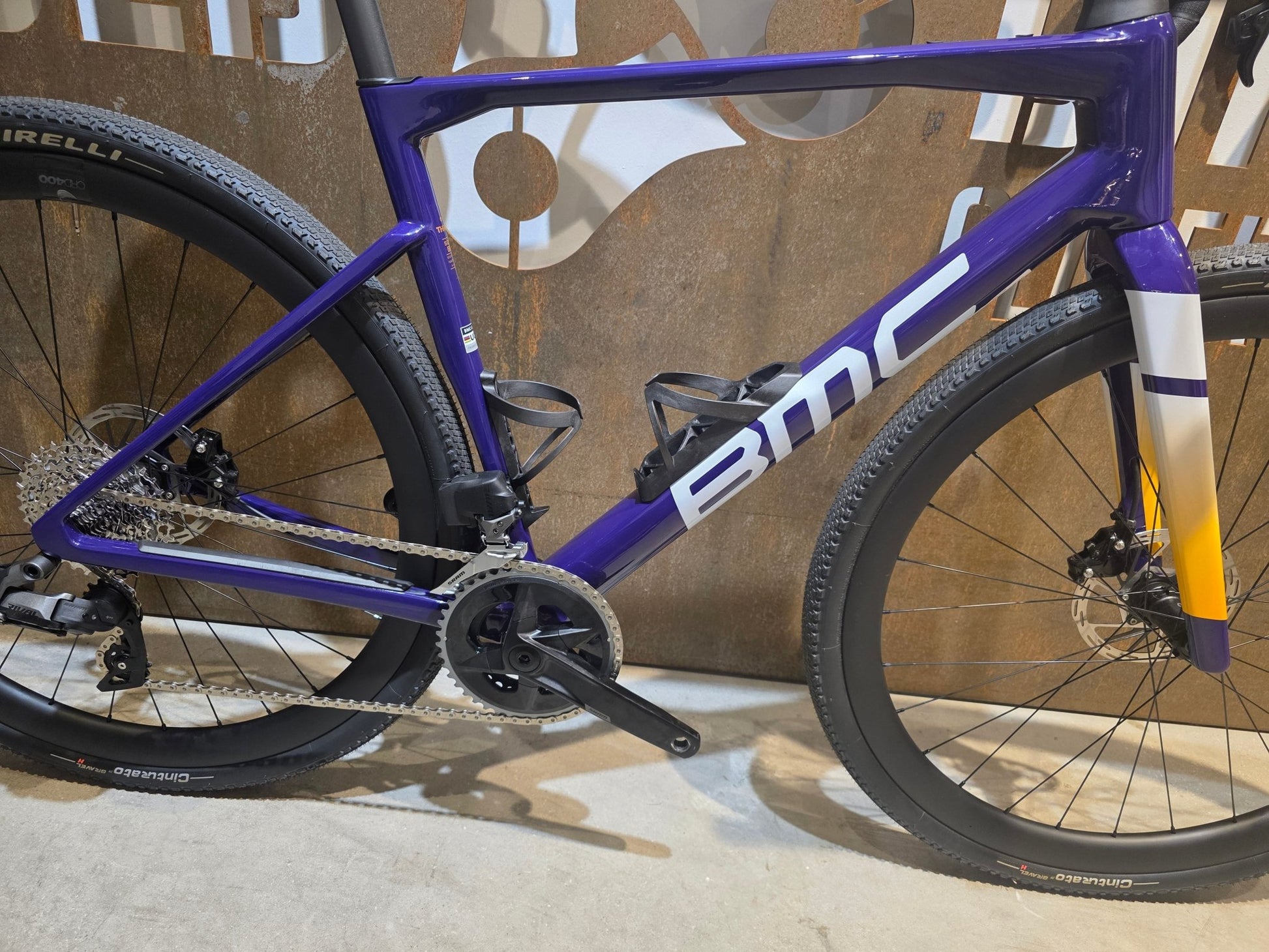 Gravel/Cyclocross von Bmc, BMC KAIUS 01 THREE 2024 / 56CM vor USEDBIKES - OB.DE Hintergrund