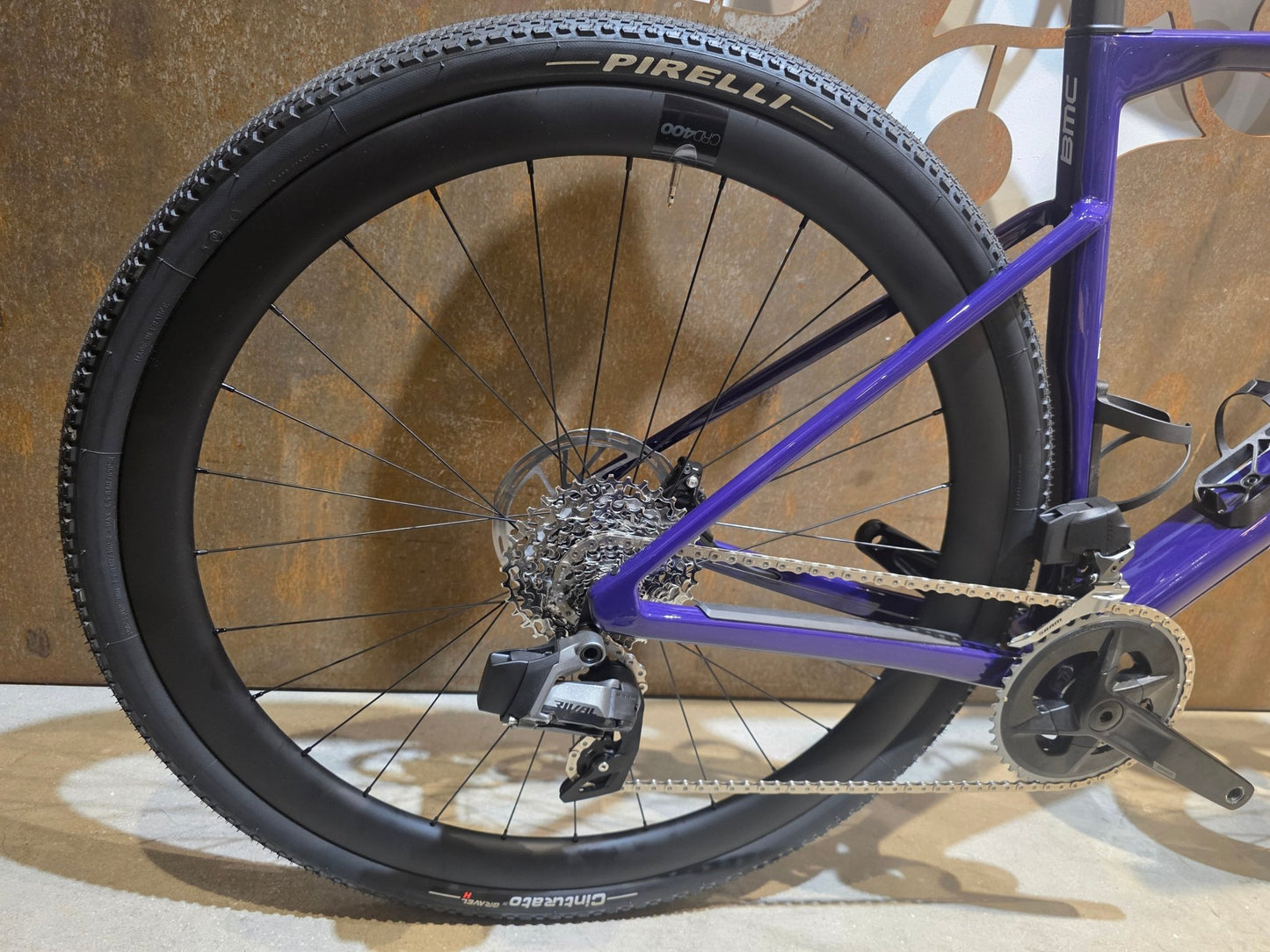 Gravel/Cyclocross von Bmc, BMC KAIUS 01 THREE 2024 / 56CM vor USEDBIKES - OB.DE Hintergrund