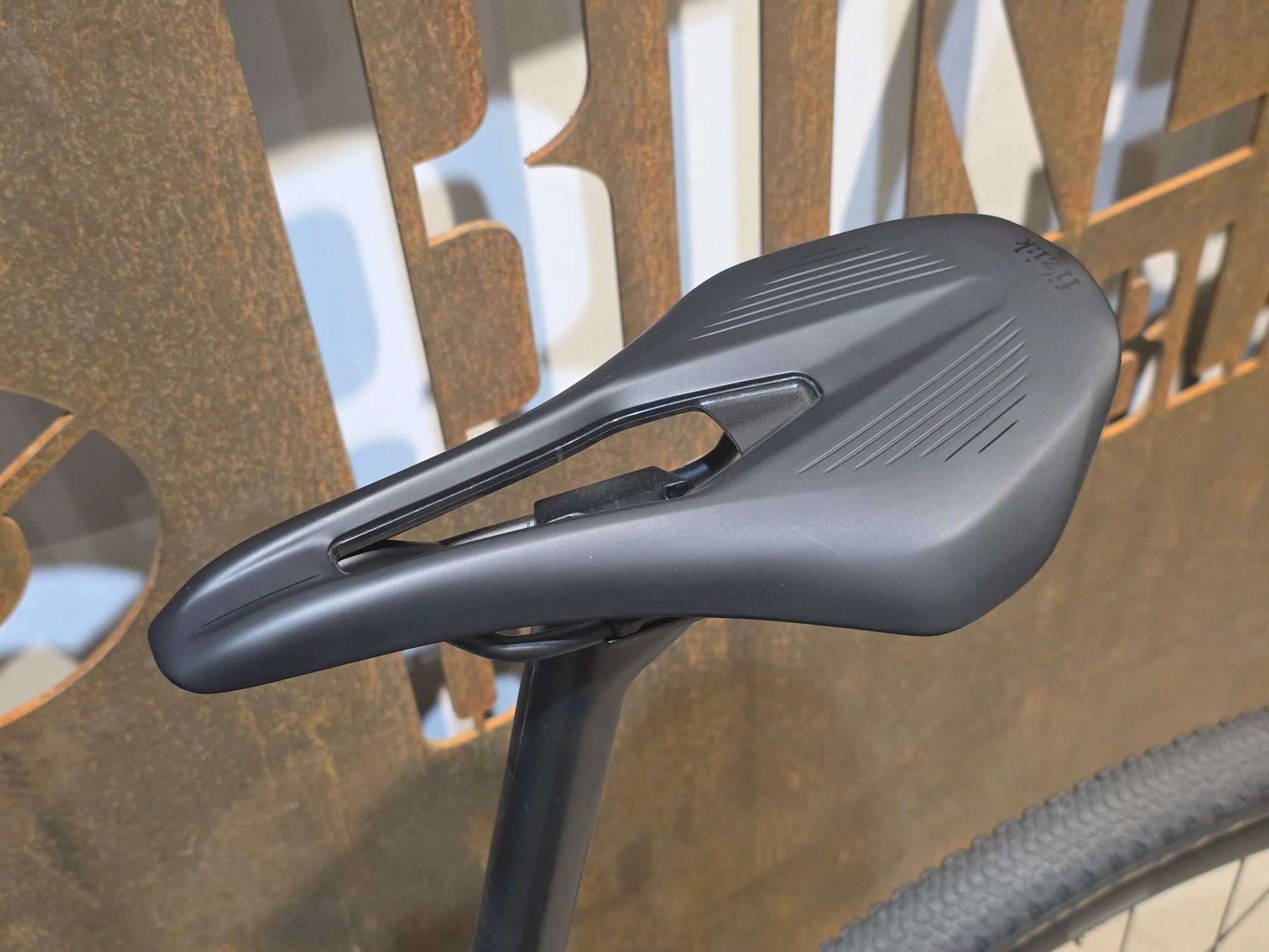 Gravel/Cyclocross von Bmc, BMC KAIUS 01 THREE 2024 / 56CM vor USEDBIKES - OB.DE Hintergrund