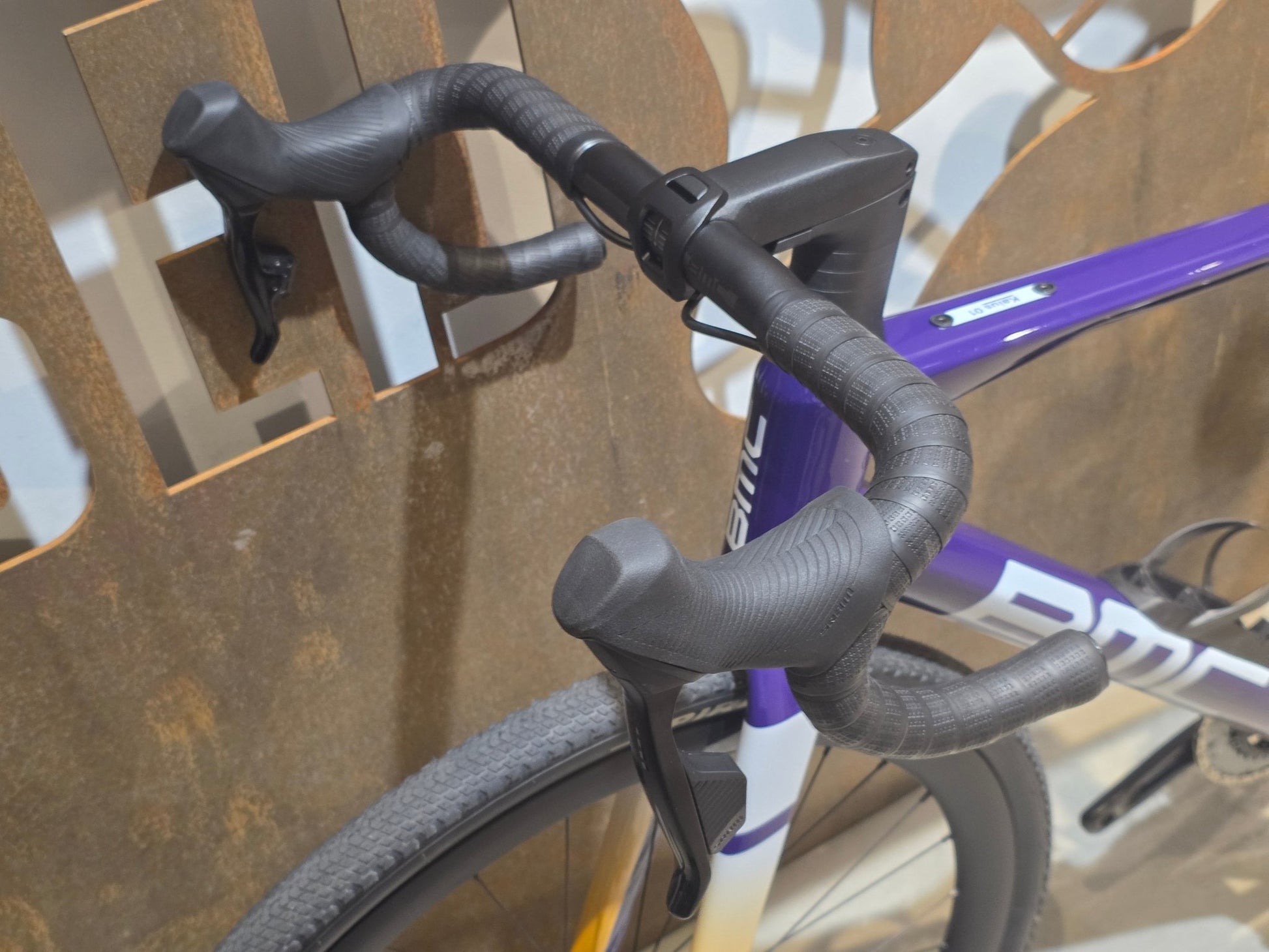 Gravel/Cyclocross von Bmc, BMC KAIUS 01 THREE 2024 / 56CM vor USEDBIKES - OB.DE Hintergrund