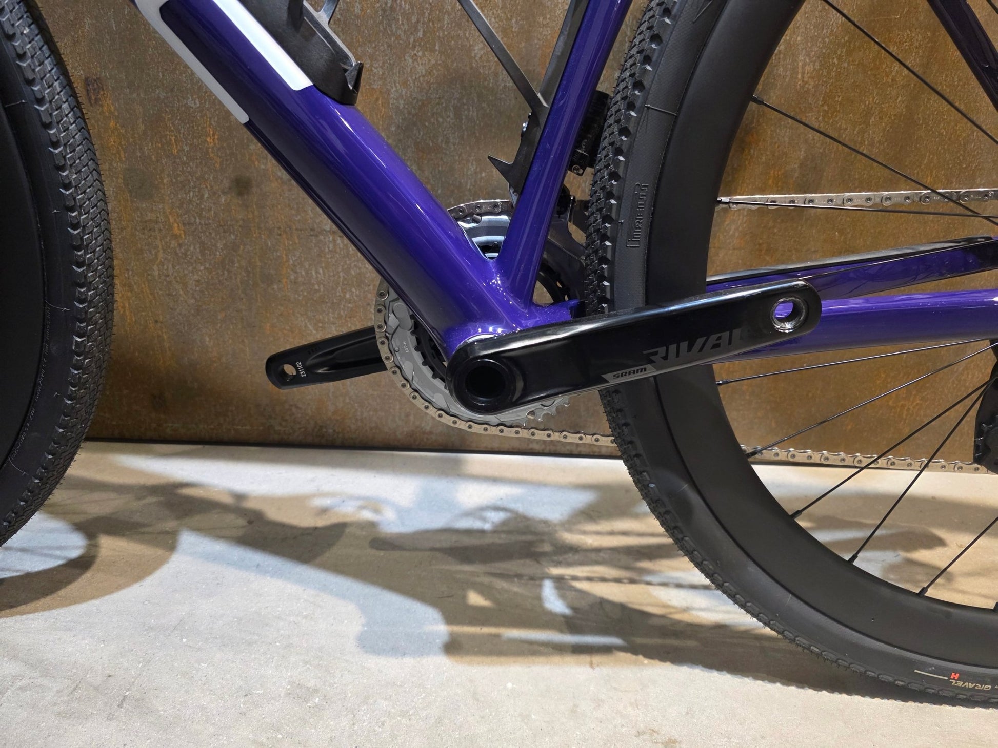 Gravel/Cyclocross von Bmc, BMC KAIUS 01 THREE 2024 / 56CM vor USEDBIKES - OB.DE Hintergrund