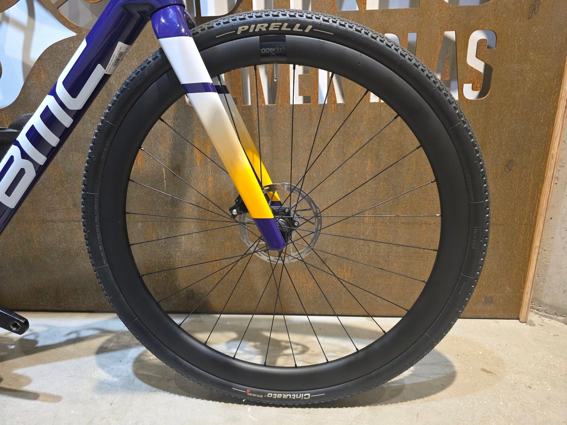 Gravel/Cyclocross von Bmc, BMC KAIUS 01 THREE 2024 / 56CM vor USEDBIKES - OB.DE Hintergrund