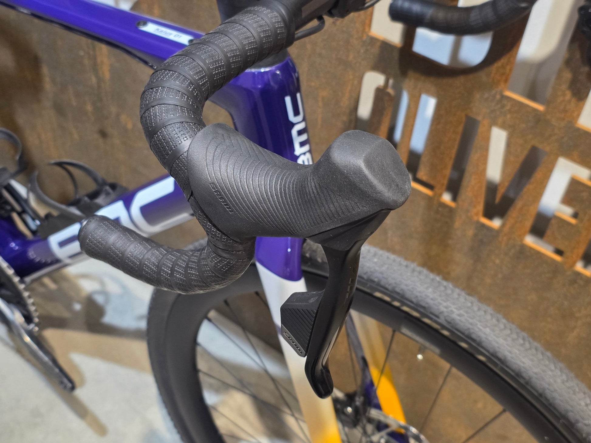 Gravel/Cyclocross von Bmc, BMC KAIUS 01 THREE 2024 / 56CM vor USEDBIKES - OB.DE Hintergrund