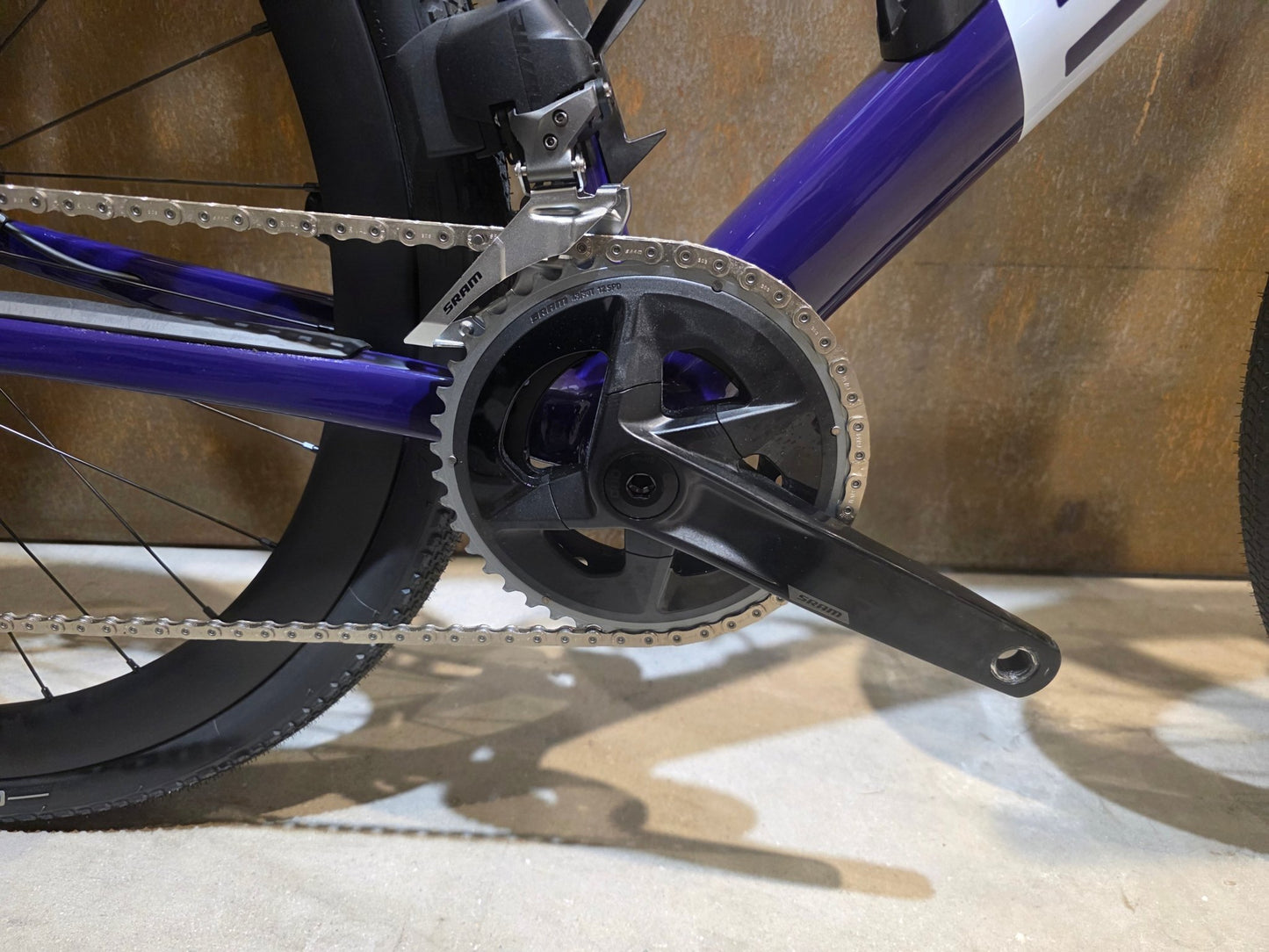 Gravel/Cyclocross von Bmc, BMC KAIUS 01 THREE 2024 / 56CM vor USEDBIKES - OB.DE Hintergrund
