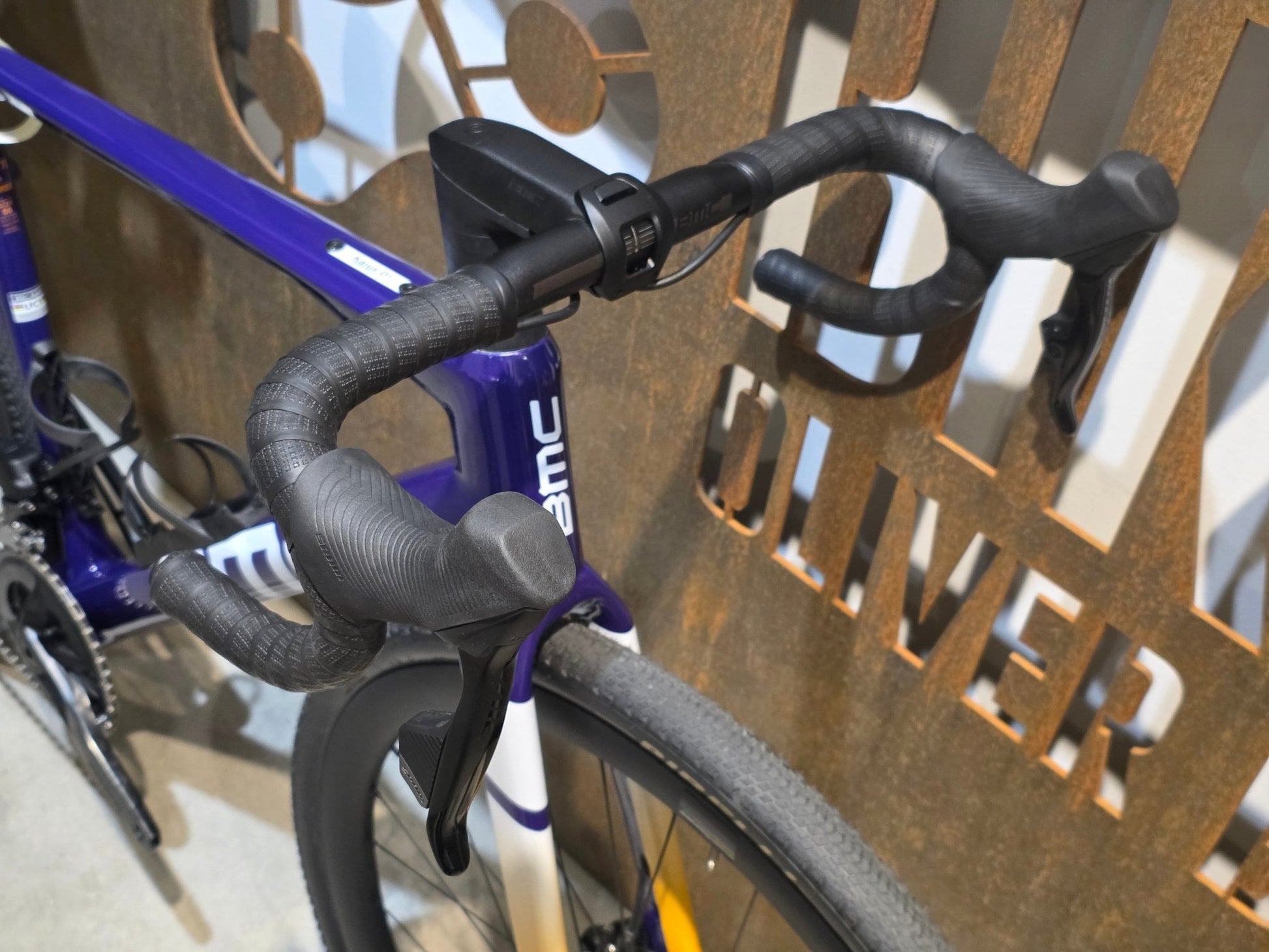 Gravel/Cyclocross von Bmc, BMC KAIUS 01 THREE 2024 / 56CM vor USEDBIKES - OB.DE Hintergrund