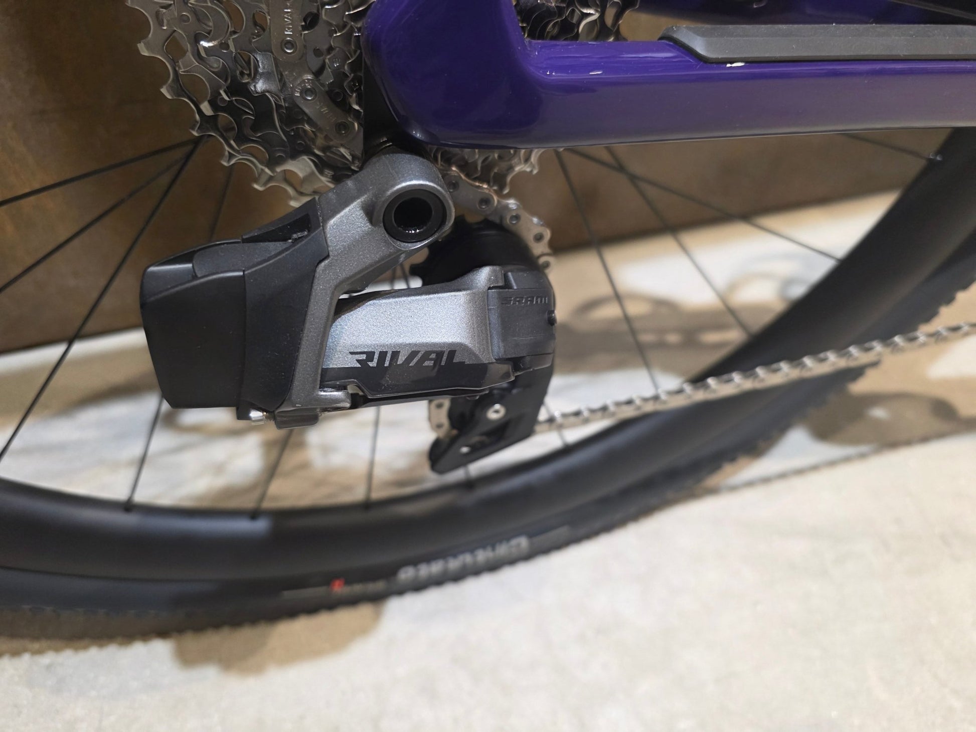 Gravel/Cyclocross von Bmc, BMC KAIUS 01 THREE 2024 / 56CM vor USEDBIKES - OB.DE Hintergrund