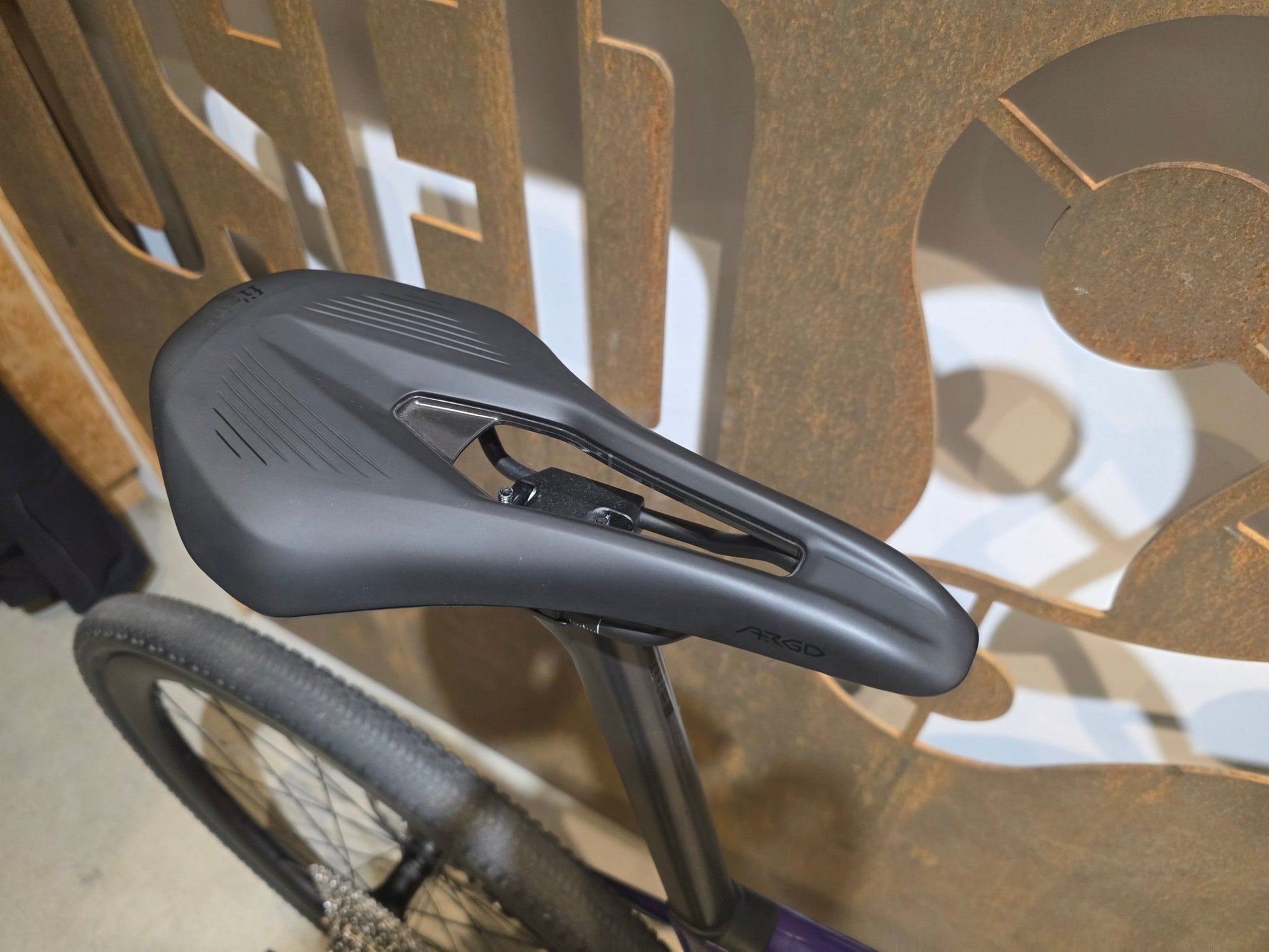 Gravel/Cyclocross von Bmc, BMC KAIUS 01 THREE 2024 / 56CM vor USEDBIKES - OB.DE Hintergrund