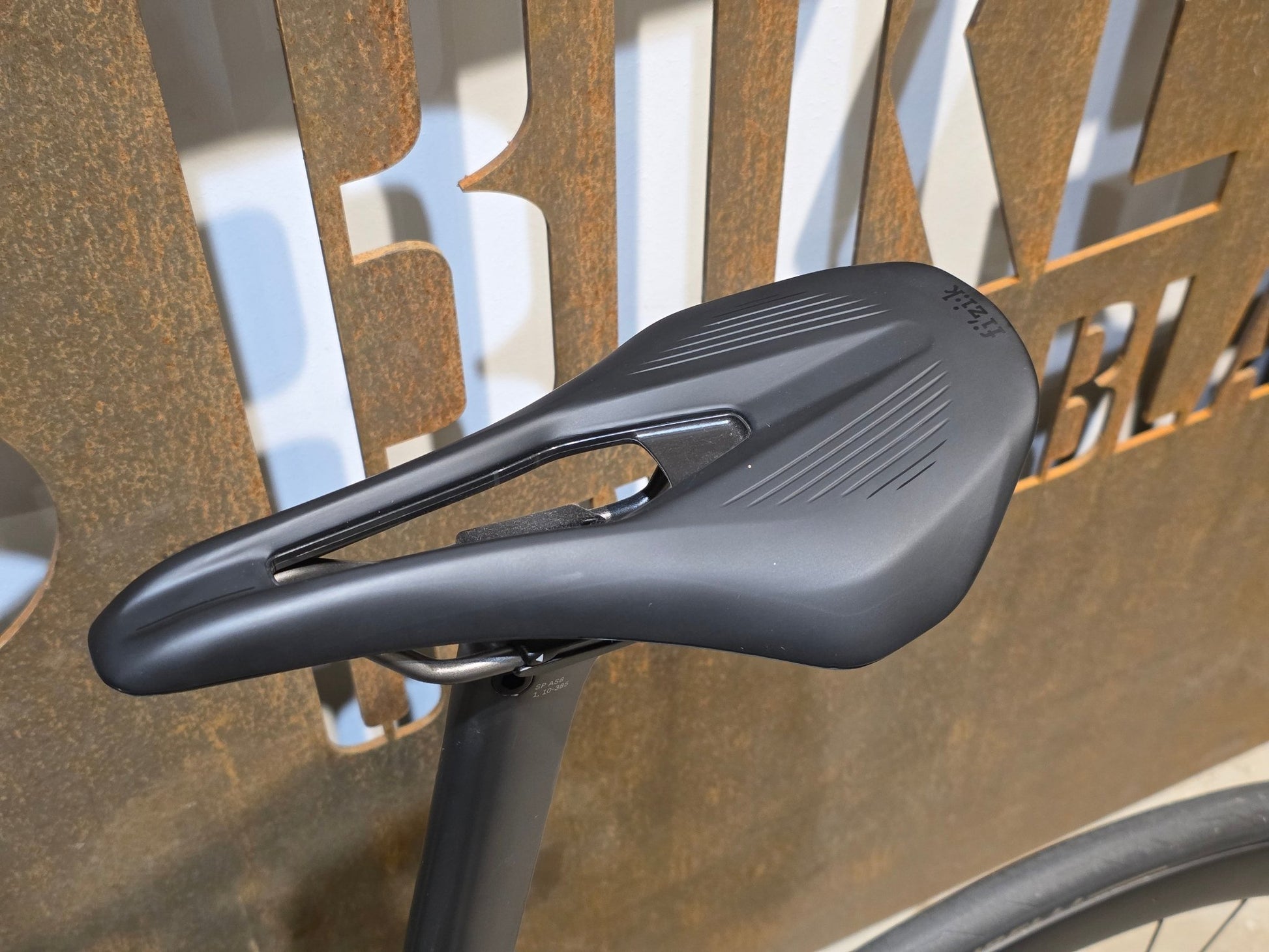 Rennrad von Bmc, BMC R01 FOUR / SHIMANO ULTEGRA DI2 / 54CM vor USEDBIKES - OB.DE Hintergrund