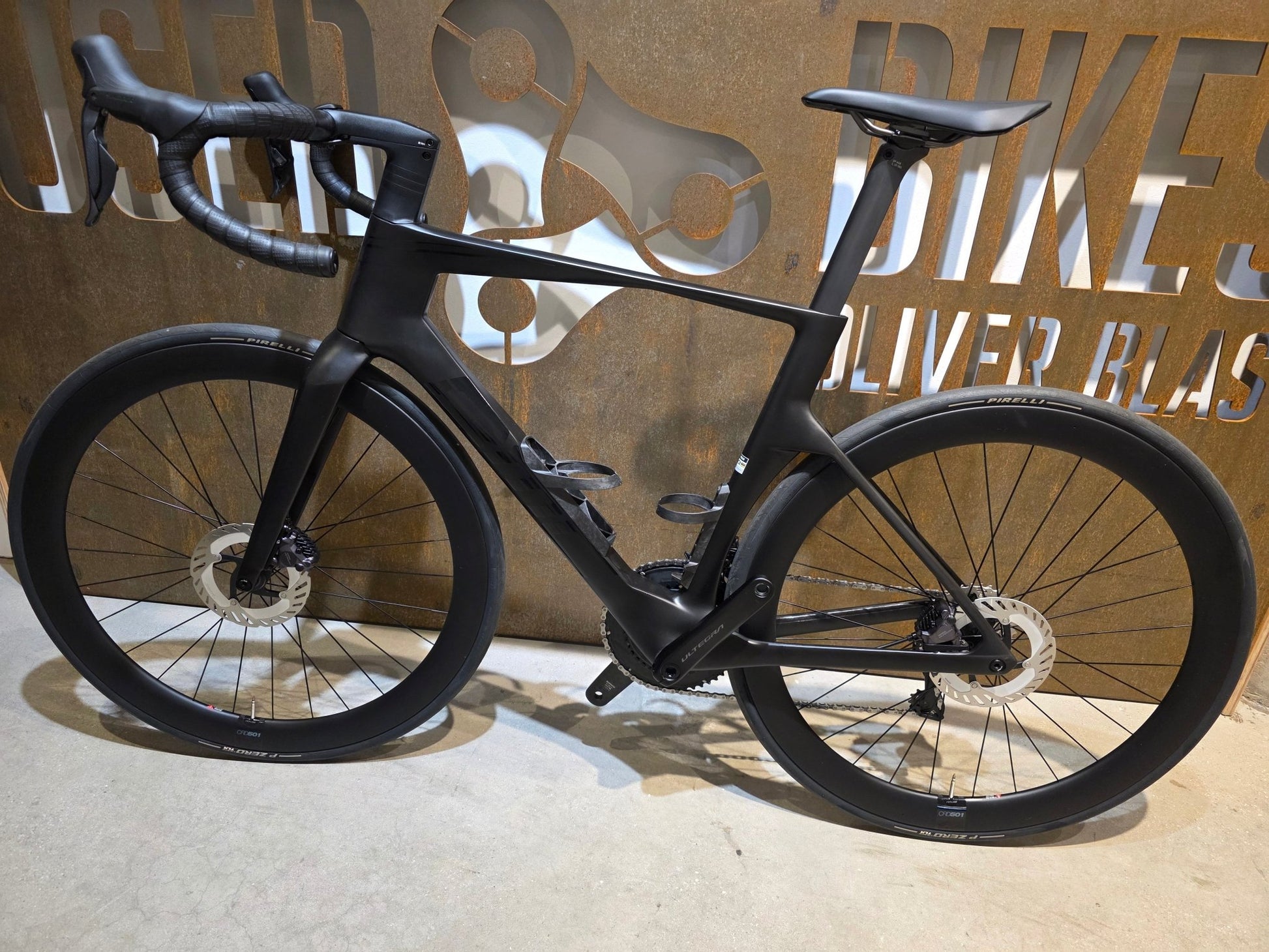 Rennrad von Bmc, BMC R01 FOUR / SHIMANO ULTEGRA DI2 / 54CM vor USEDBIKES - OB.DE Hintergrund