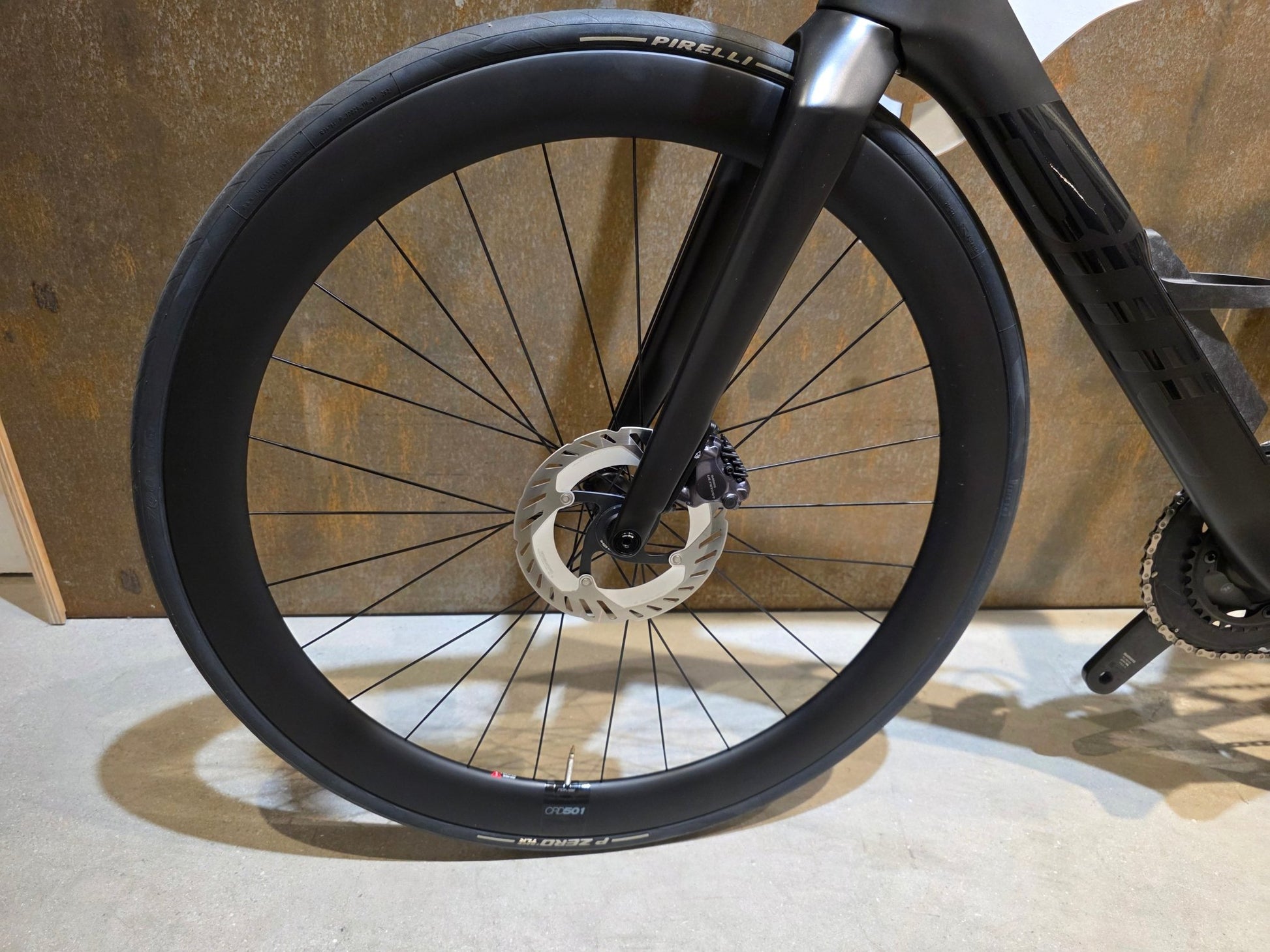 Rennrad von Bmc, BMC R01 FOUR / SHIMANO ULTEGRA DI2 / 54CM vor USEDBIKES - OB.DE Hintergrund