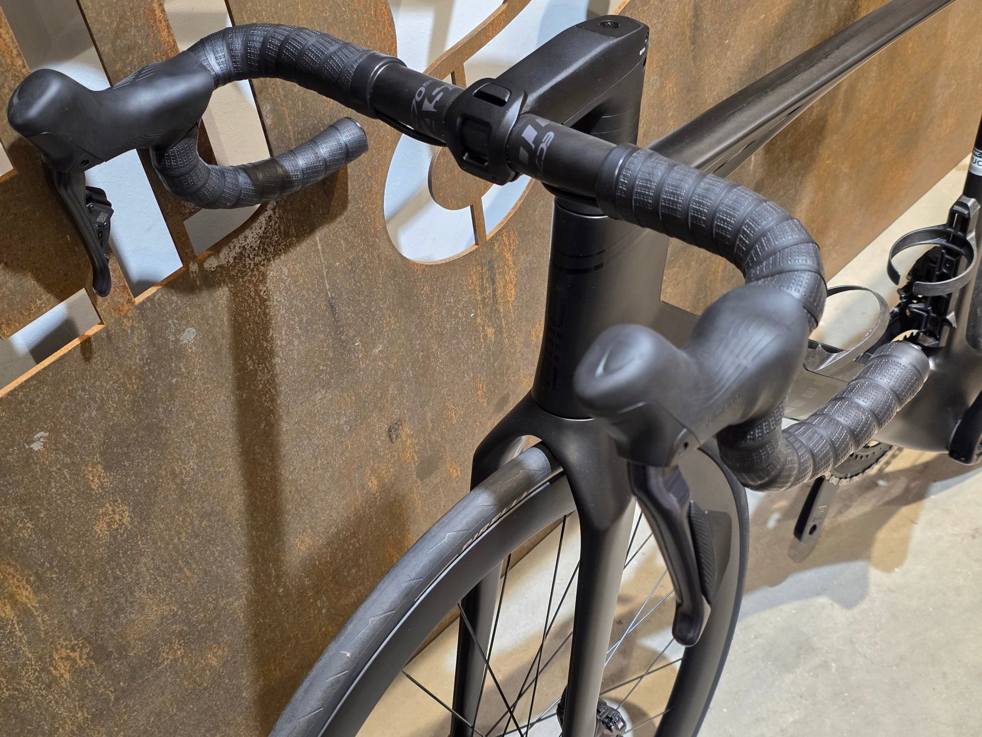 Rennrad von Bmc, BMC R01 FOUR / SHIMANO ULTEGRA DI2 / 54CM vor USEDBIKES - OB.DE Hintergrund