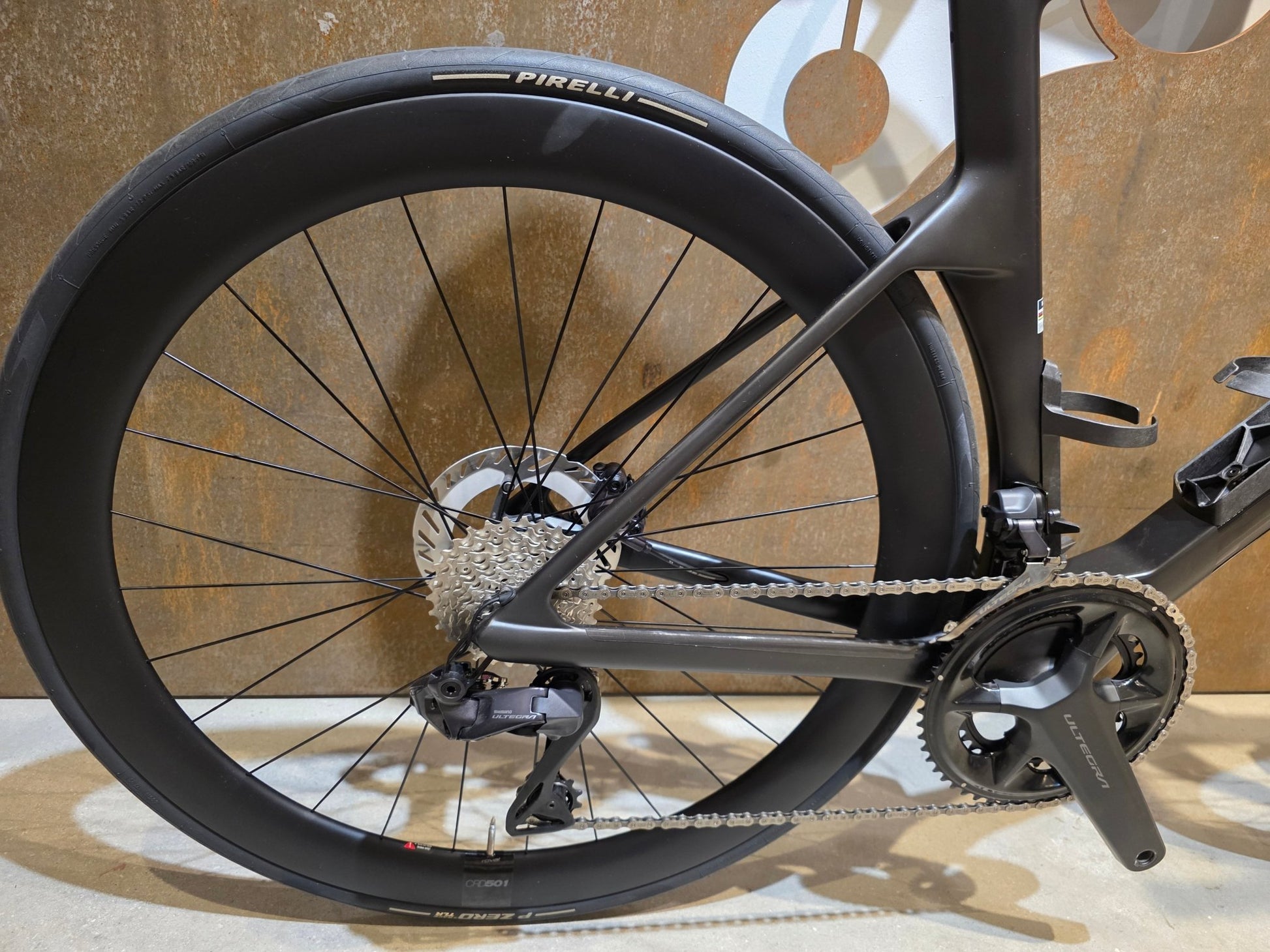 Rennrad von Bmc, BMC R01 FOUR / SHIMANO ULTEGRA DI2 / 54CM vor USEDBIKES - OB.DE Hintergrund