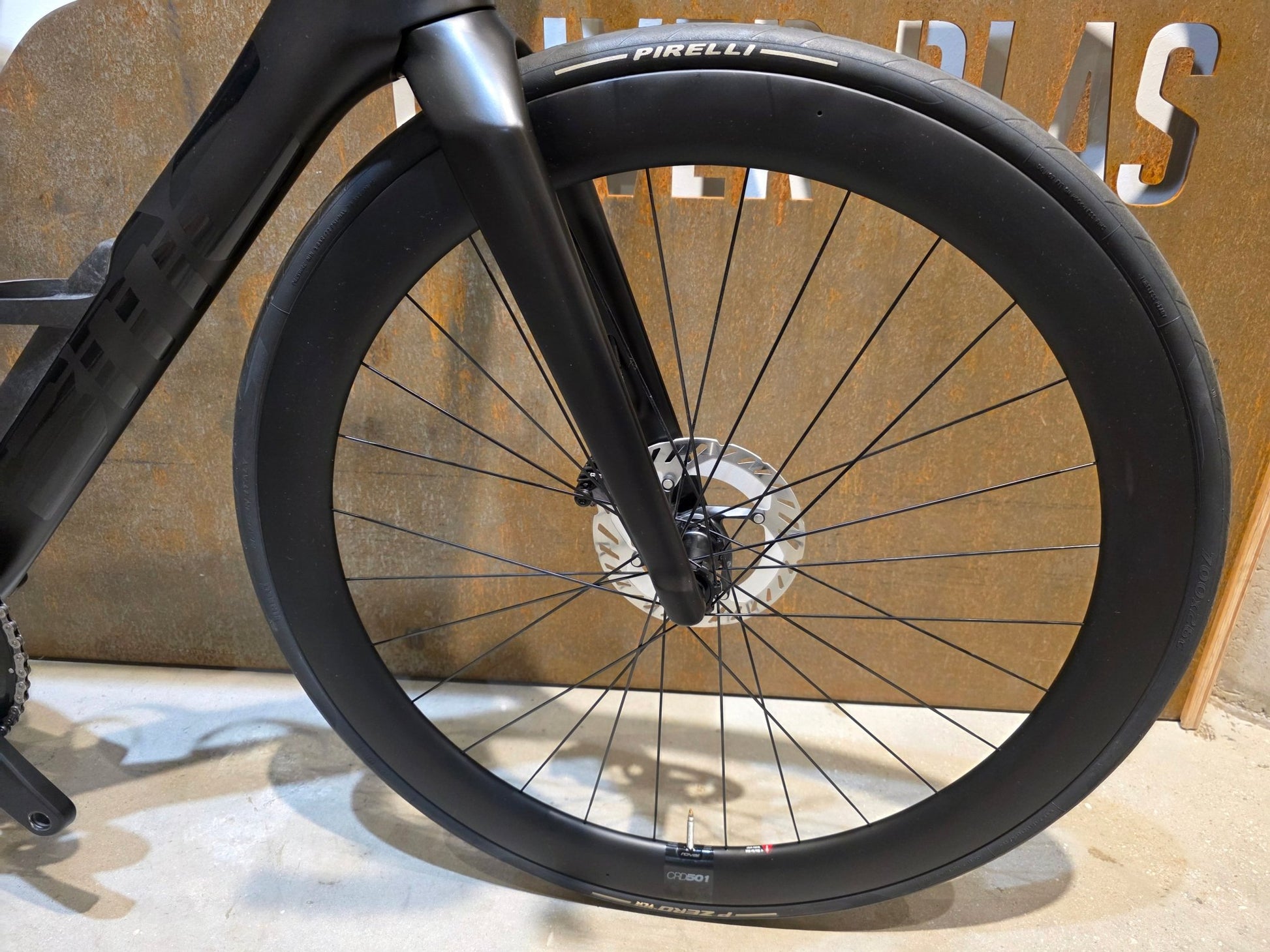 Rennrad von Bmc, BMC R01 FOUR / SHIMANO ULTEGRA DI2 / 54CM vor USEDBIKES - OB.DE Hintergrund