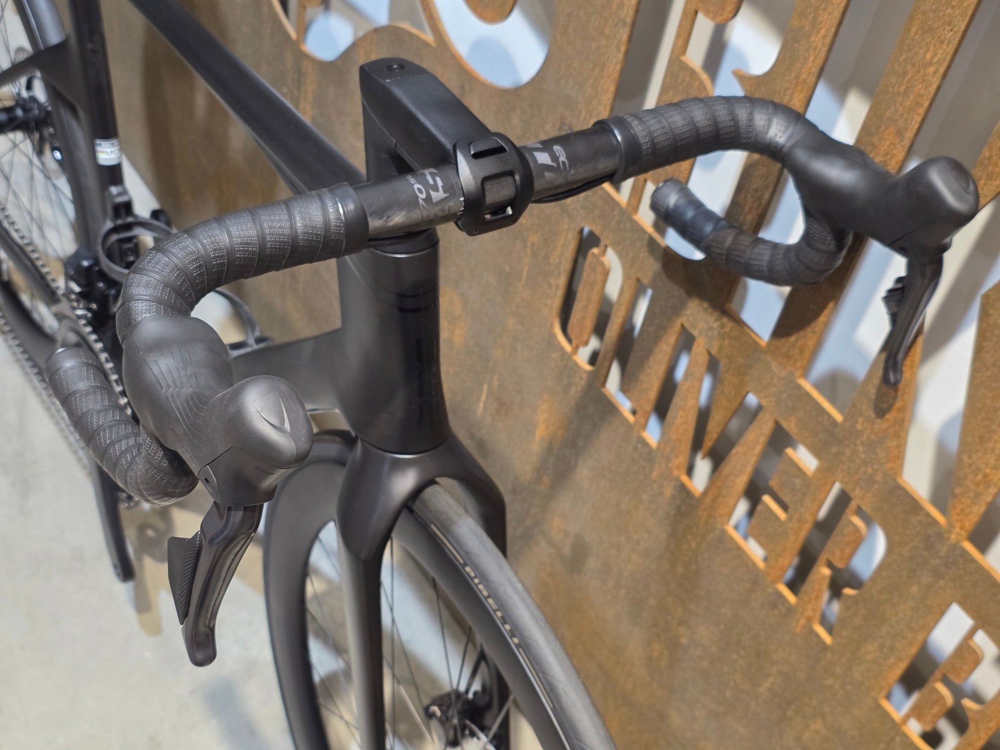 Rennrad von Bmc, BMC R01 FOUR / SHIMANO ULTEGRA DI2 / 54CM vor USEDBIKES - OB.DE Hintergrund